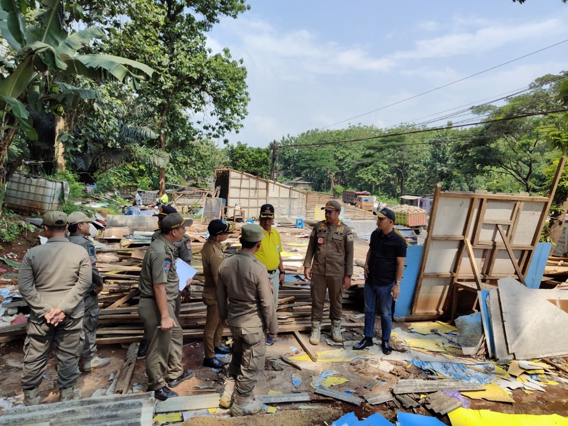 PERINGATAN: Satpol-PP Kabupaten Batang saat melayangkan surat peringatan terakhir pada warung remang-remang di Pantura Alas Roban.
