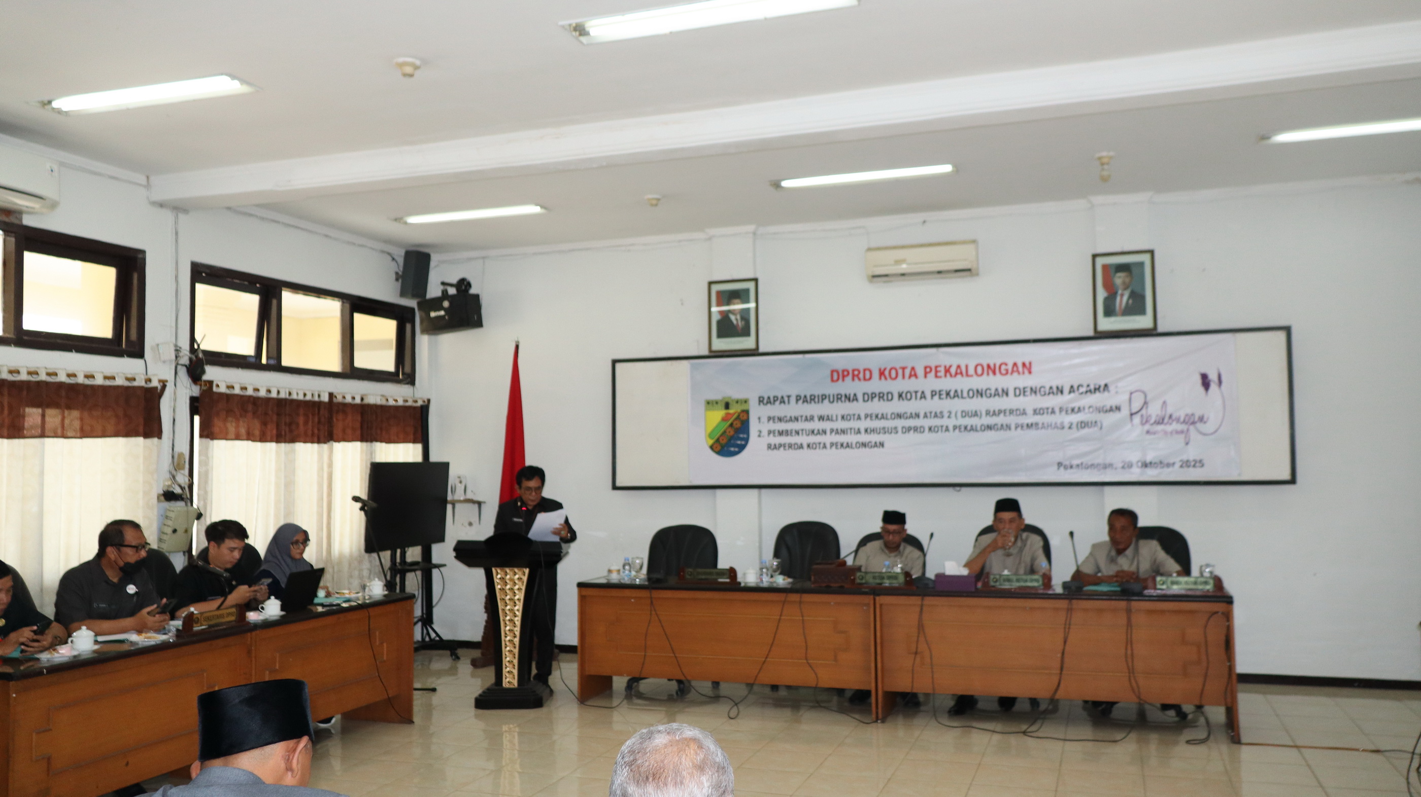 PAPARAN - Sekda Kota Pekalongan, Nur Priyantomo, saat paparan dalam rapat paripurna di Gedung Diklat Kota Pekalongan, Senin (20/10/2025)