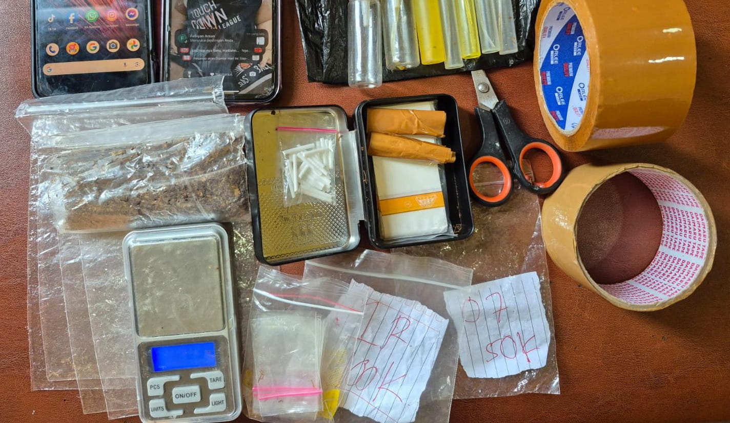 BARANG BUKTI - Barang bukti bahan baku dan tembakau gorilla yang diamankan oleh Satnarkoba Polres Pemalang dari para tersangka.