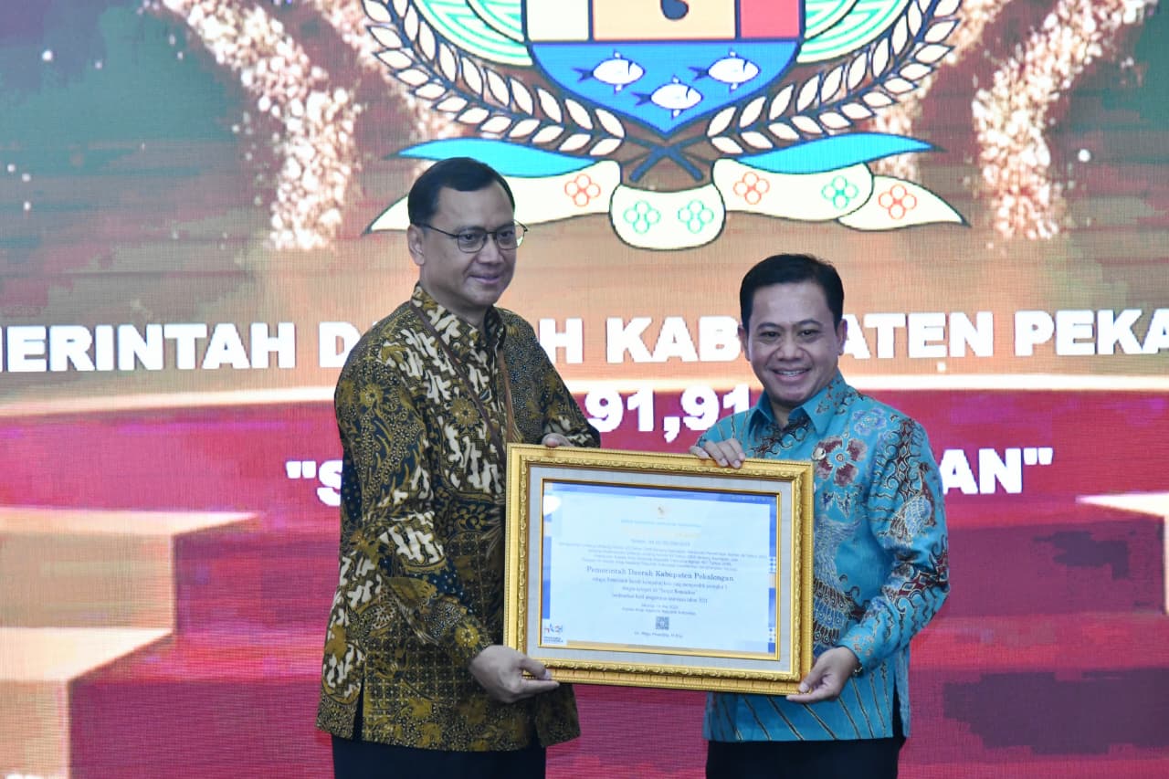 BANGGA: Wabup Pekalongan Sukirman saat menerima penghargaan dari ANRI, Jakarta, Senin (20/10/2025).
