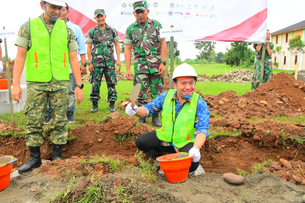 KOPERASI DESA: Wabup Pekalongan Sukirman bersama Dandim 0710/Pekalongan Letkol Arm Ihalauw Garry Herlambang saat peletakan batu pertama pembangunan gedung KDMP di Podosari, Kecamatan Kesesi.