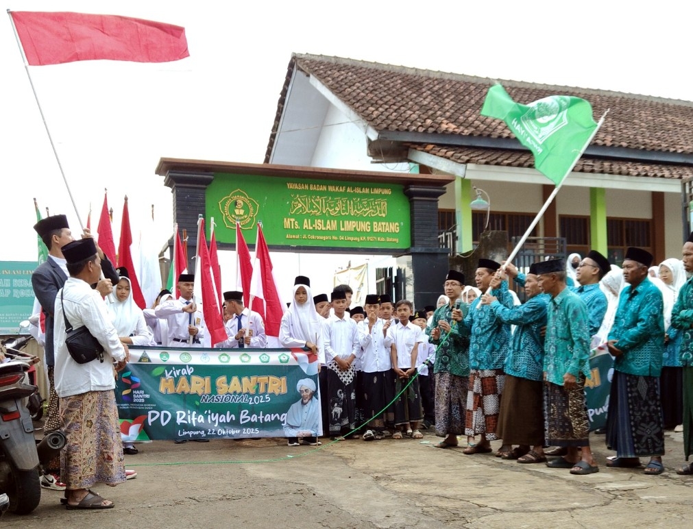 MERIAH: Para siswa saat melakukan kirab untuk memperingati hari santri 2025.