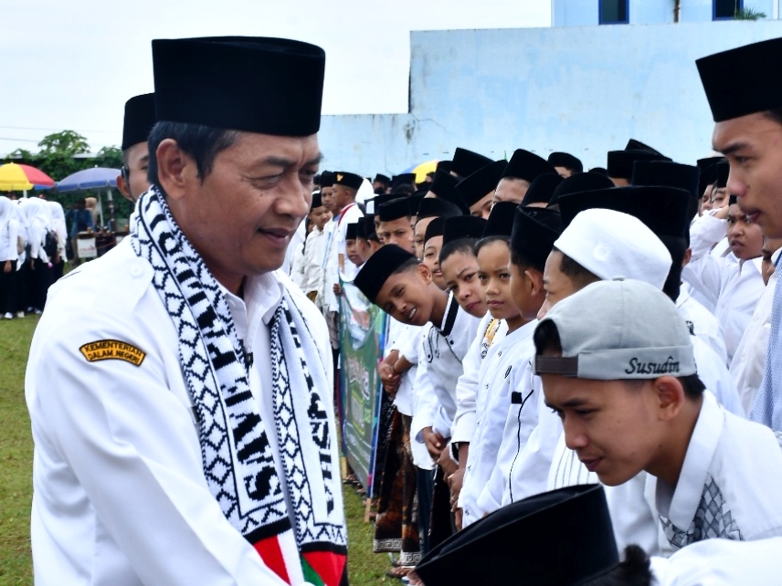 Wakil Bupati Batang Suyono saat menyapa para santri di Kecamatan Limpung.