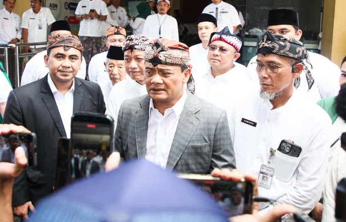 APEL HARI SANTRI : Gubernur Jateng Ahmad Luthfi dan Wagub Taj Yasin Maimoen usai upacara Peringatan HSN 2025 di Alun-alun Simpang Tujuh Kabupaten Kudus pada Rabu, 22 Oktober 2025.