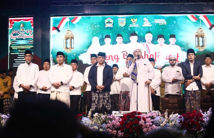 PERINGATAN HARI SANTRI : Jateng Bersholawat dalam rangka peringatan Hari Santri Nasional (HSN) di Alun-alun Kabupaten Kudus, Selasa malam, 21 Oktober 2025.