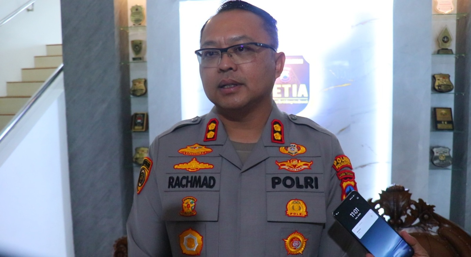 WAWANCARA: Kapolres Pekalongan AKBP Rachmad C. Yusuf saat diwawancara awak media terkait dua anggotanya yang terlibat kasus penipuan rekrutmen taruna Akpol, Kamis (23/10/2025).