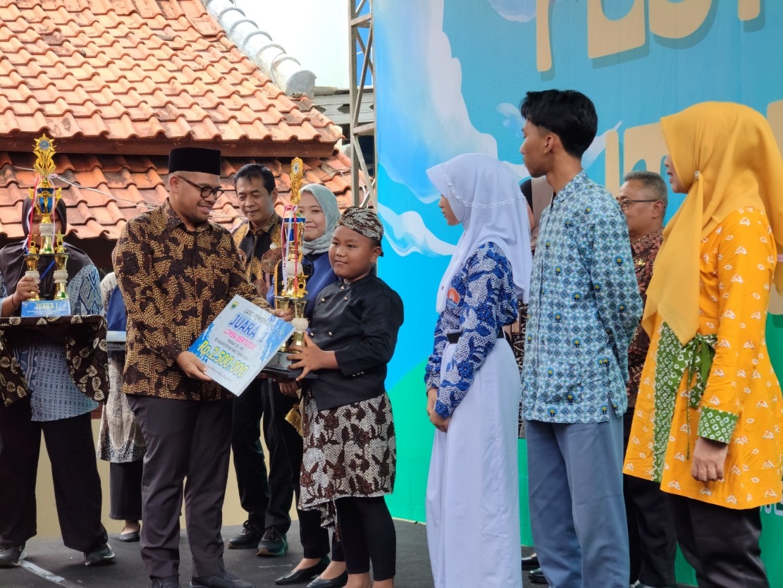 LITERASI: Bupati Batang M Faiz Kurniawan saat memberikan hadiah pada para peserta festival literasi.