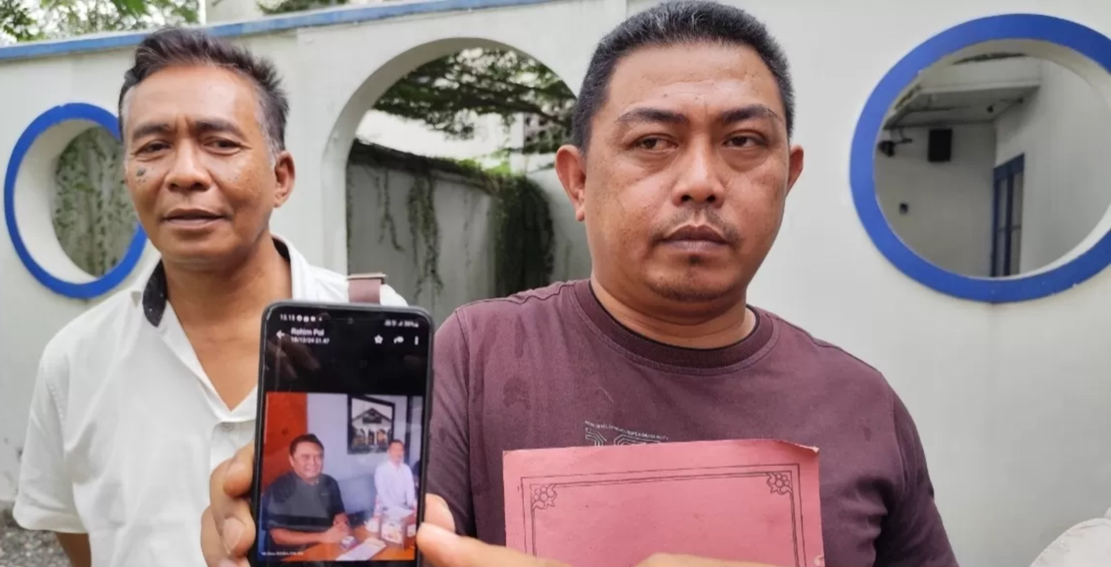 PENIPUAN: Dwi Purwanto saat menunjukan dua orang terlapor.