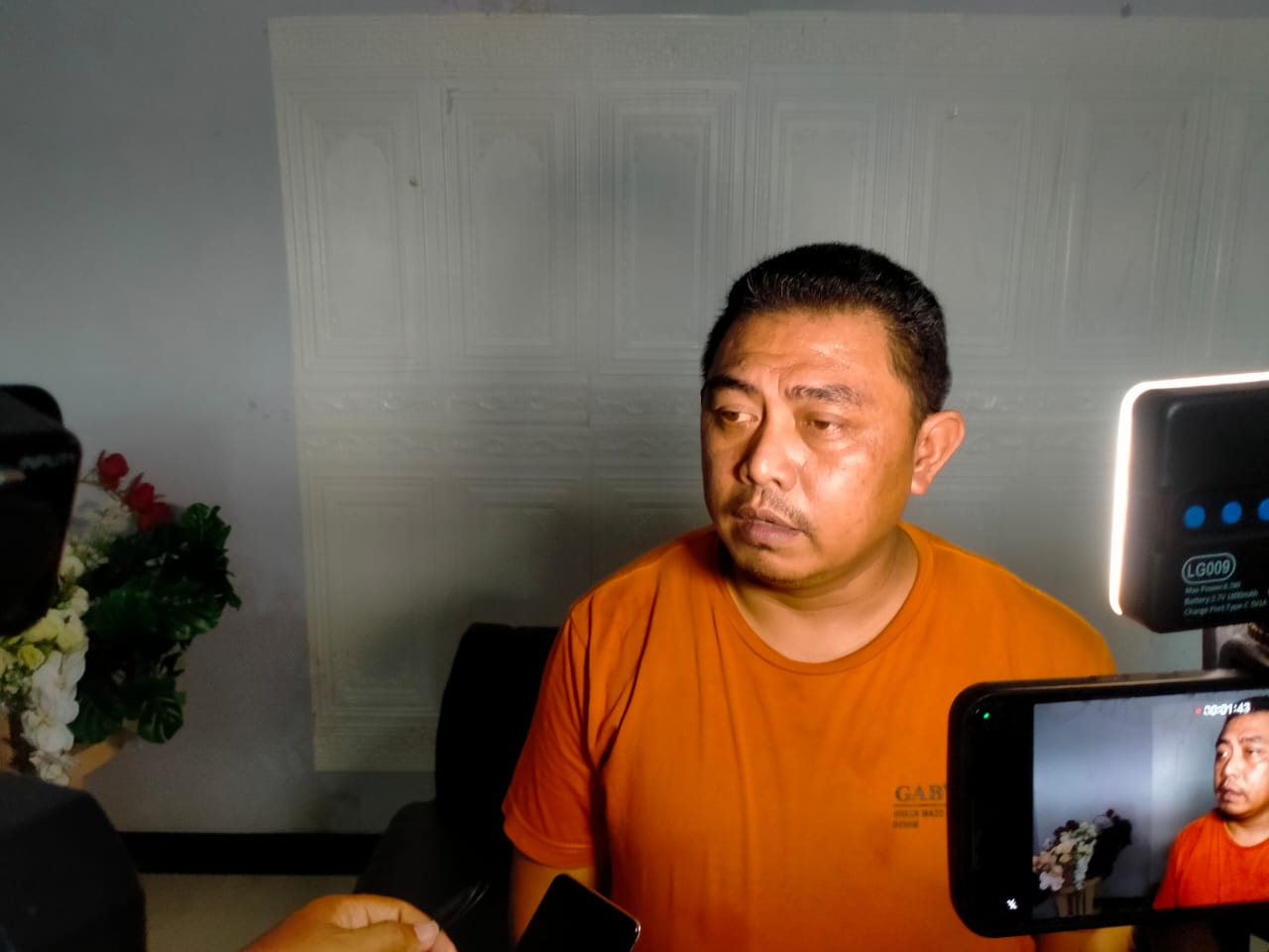 WAWANCARA: Dwi Purwanto saat diwawancara sejumlah media di kediamannya, Kamis (25/10/2025) sore.