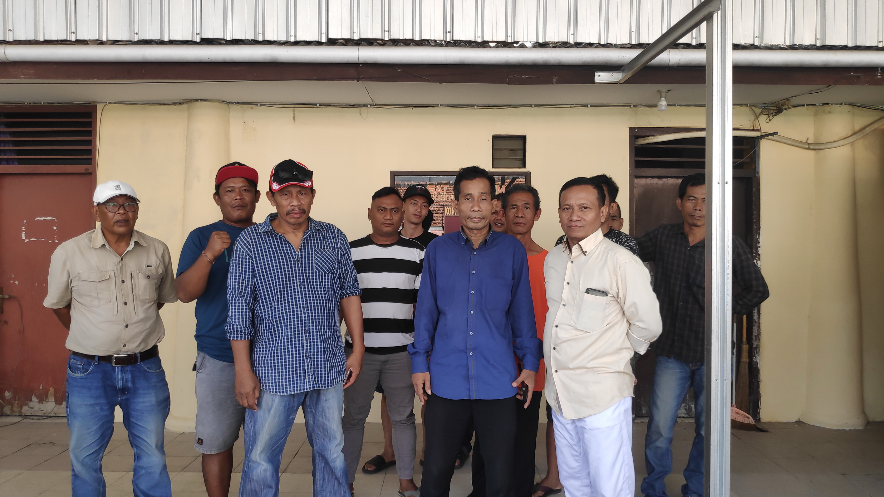 KETERANGAN &ndash; Usai audiensi dengan Satreskrim Polres Pekalongan Kota, perwakilan warga Desa Wuled berikan keterangan, pada Jumat (24/10/2025).
