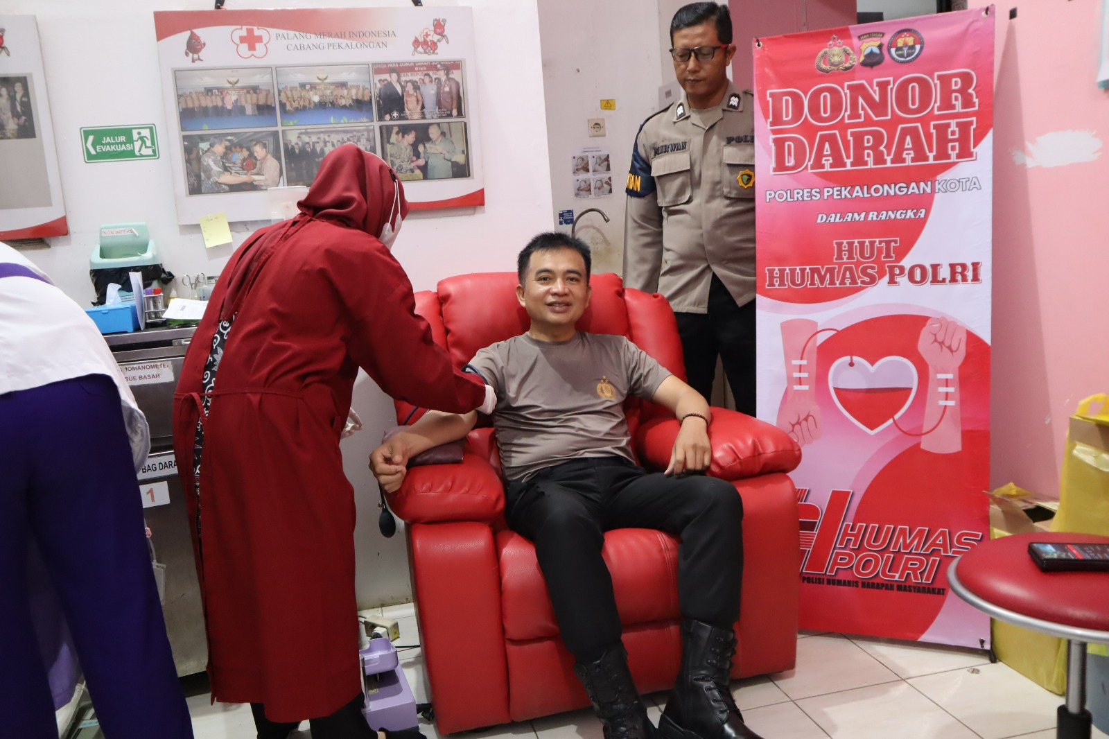 DONOR DARAH &ndash; Wakapolres Pekalongan Kota Kompol Puji, ikut serta dalam aksi donor darah serentak di UTD) PMI Kota Pekalongan, Rabu (22/10/2025) kemarin.