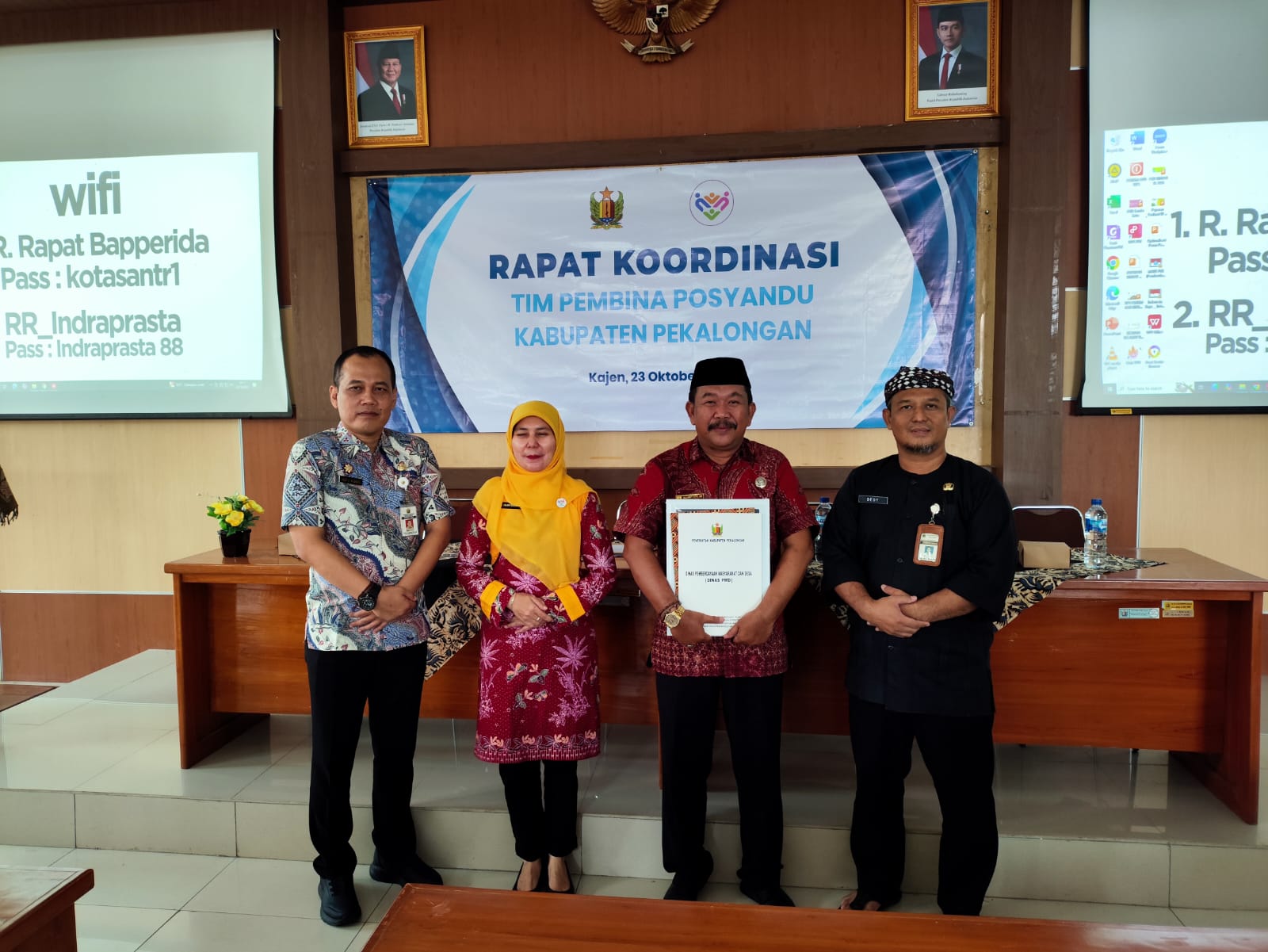 BANGGA: Kepala Desa Kampil Slamet Sutrisno saat menunjukkan penghargaan, didampingi Kepala Dinas PMD Kabupaten Pekalongan Agus Dwi.