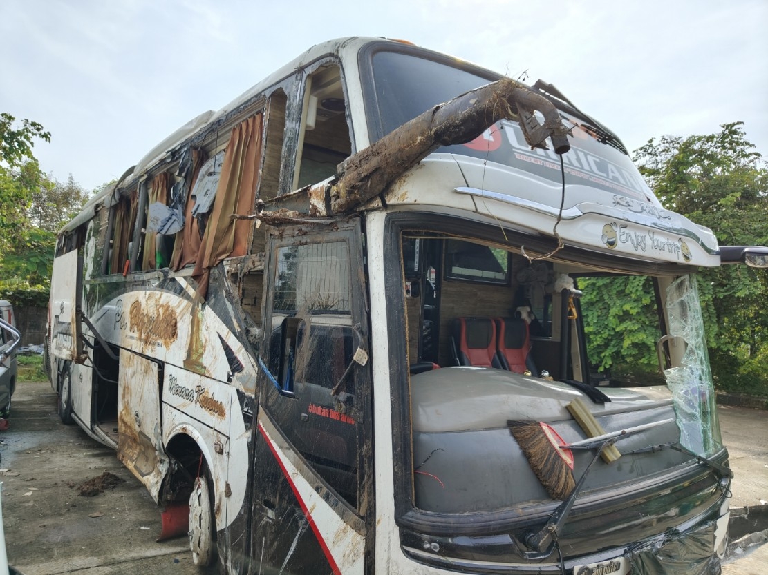 LAKA: Kondisi bus yang rusak akibat kecelakaan saat berada di Exit Tol Kandeman.