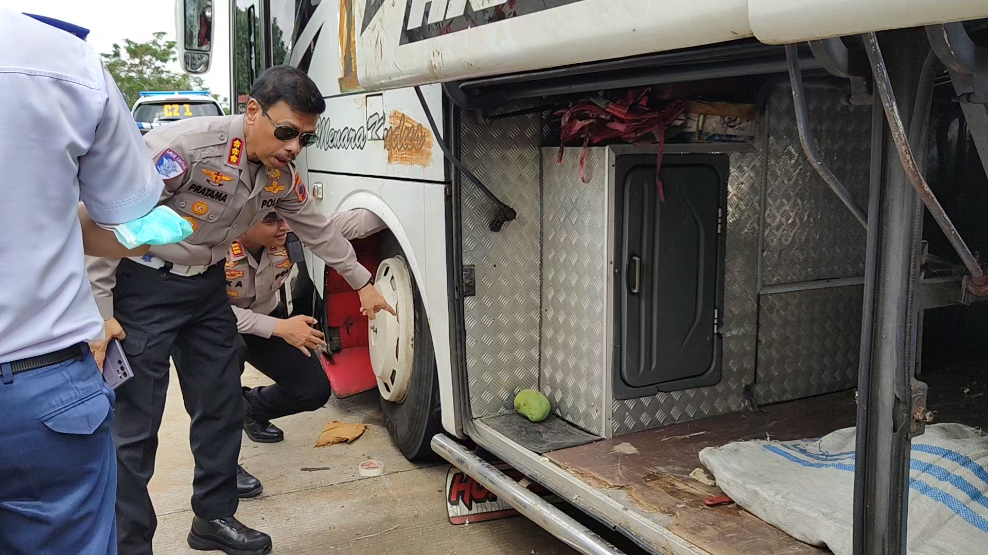 LAKA: Direktur Lalu Lintas (Dirlantas) Polda Jawa Tengah, Kombes Pol. M. Pratama Adhyasastra saat meninjau kondisi ban bus PO Haryanto.