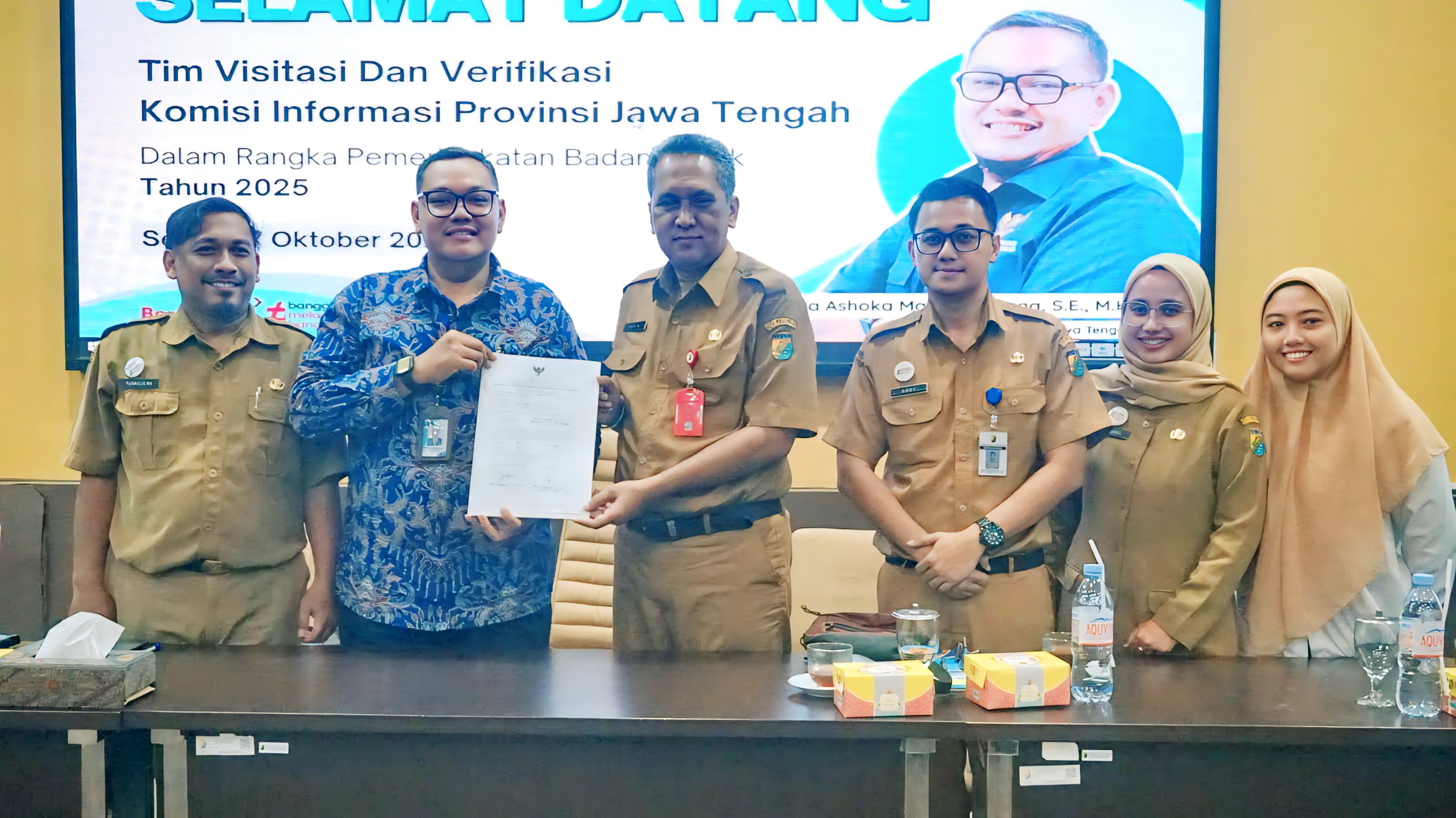 VERIFIKASI&nbsp;&ndash; Tim verlap dari Komisi Informasi JateNg hadir langsung ke Pemkot Pekalongan, dan diskusi&nbsp;di Ruang Buketan Setda Kota Pekalongan, Senin (27/10/2025).