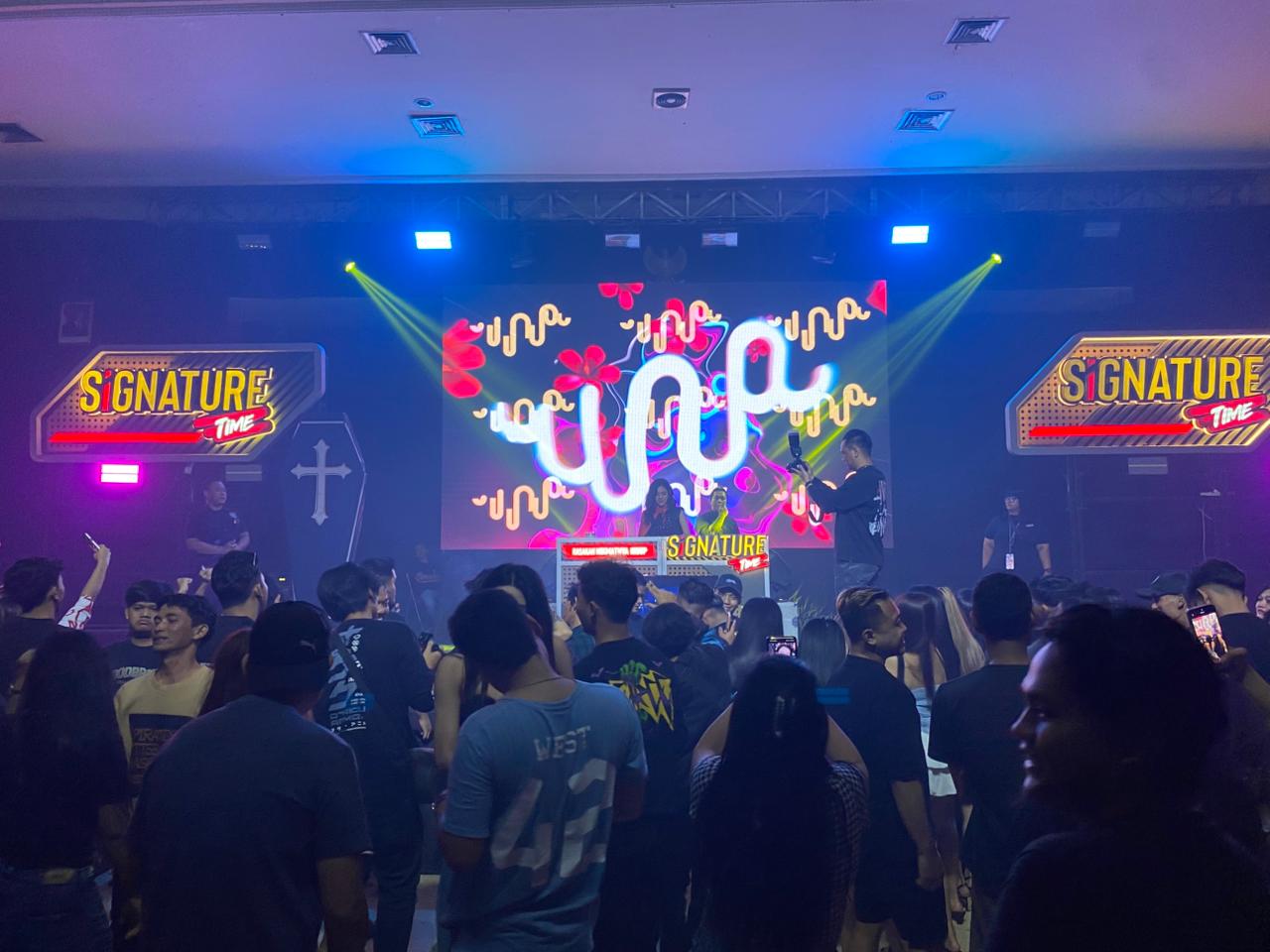 MERIAH - Momen saat DJ Una mengegtarkan panggung CDC Pekalongan, dengan musik racikannya, pada Minggu dini hari (26/10/2025).