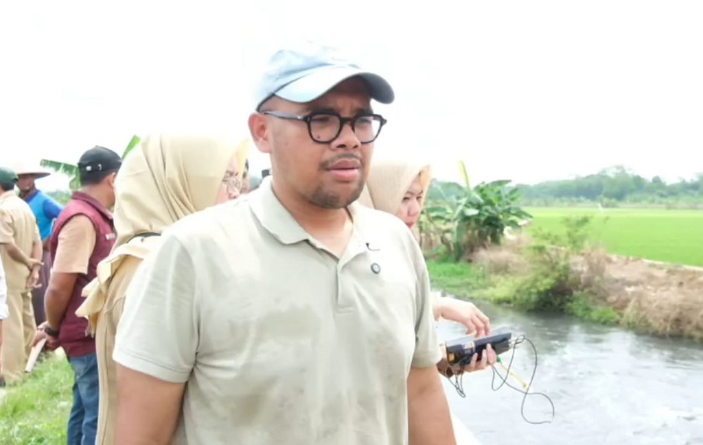 LIMBAH: Bupati Batang M Faiz Kurniawan saat meninjau Sungai Sono yang tercemar.