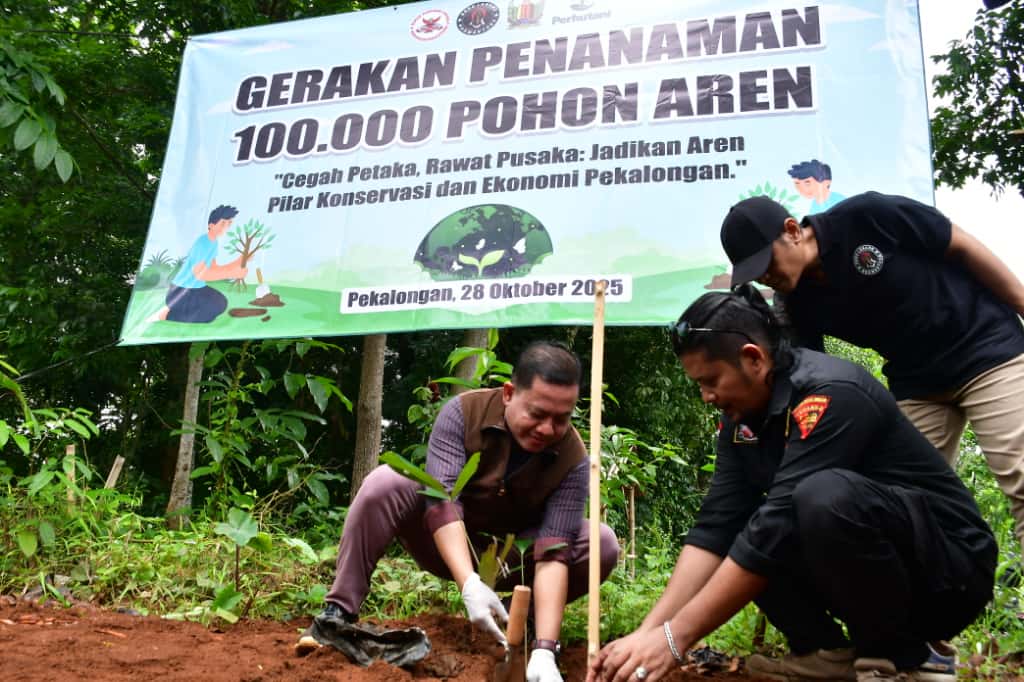 TANAM POHON: Wabup Pekalongan Sukirman saat menanam pohon aren di lahan Perhutani Desa Bukur, Kecamatan Bojong, Selasa (28/10/2025).