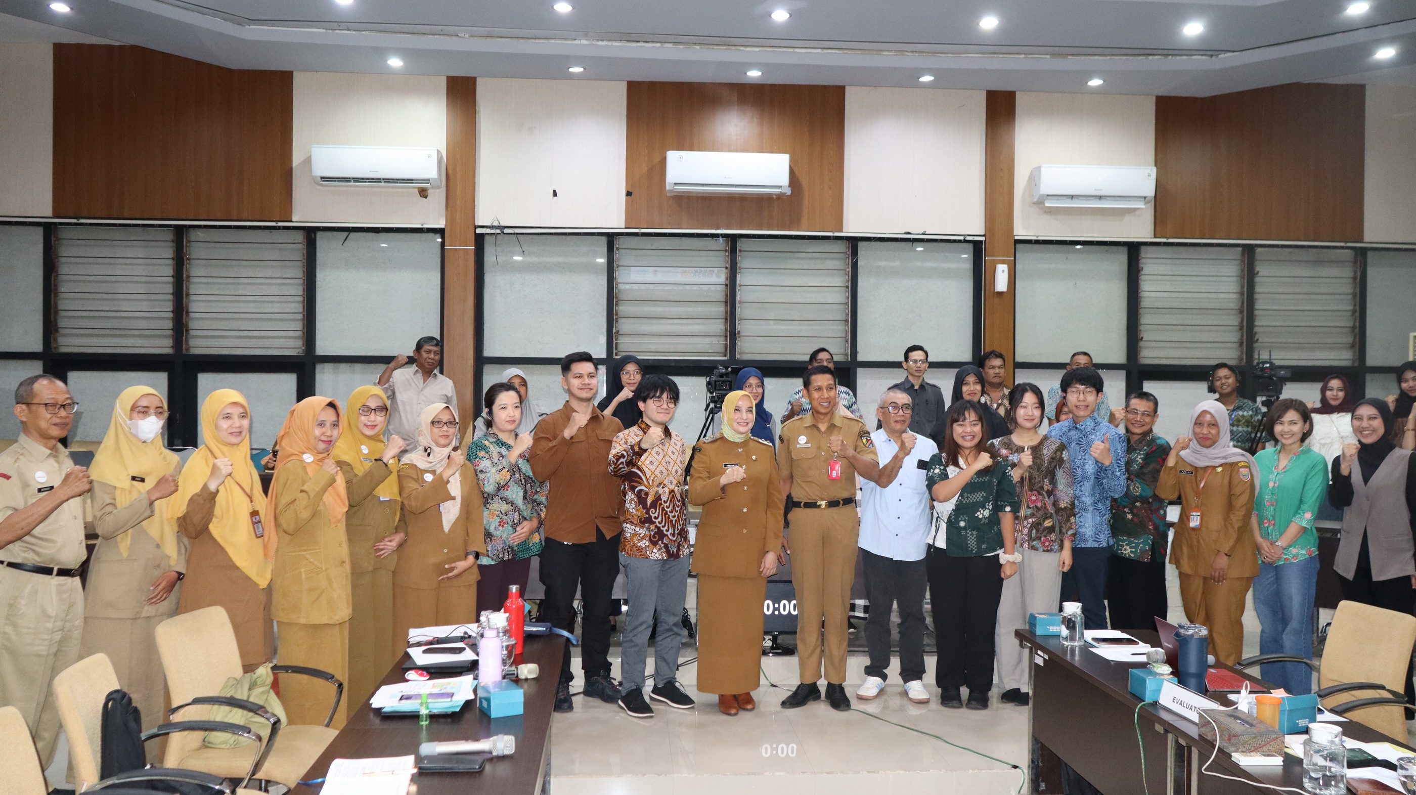 Wakil Walikota Pekalongan Hj Balgis Diab saat membuka kegiatan Review Program SKB dan TUNTAS di Ruang Buketan Setda Kota Pekalongan, Selasa (28/10/2025).