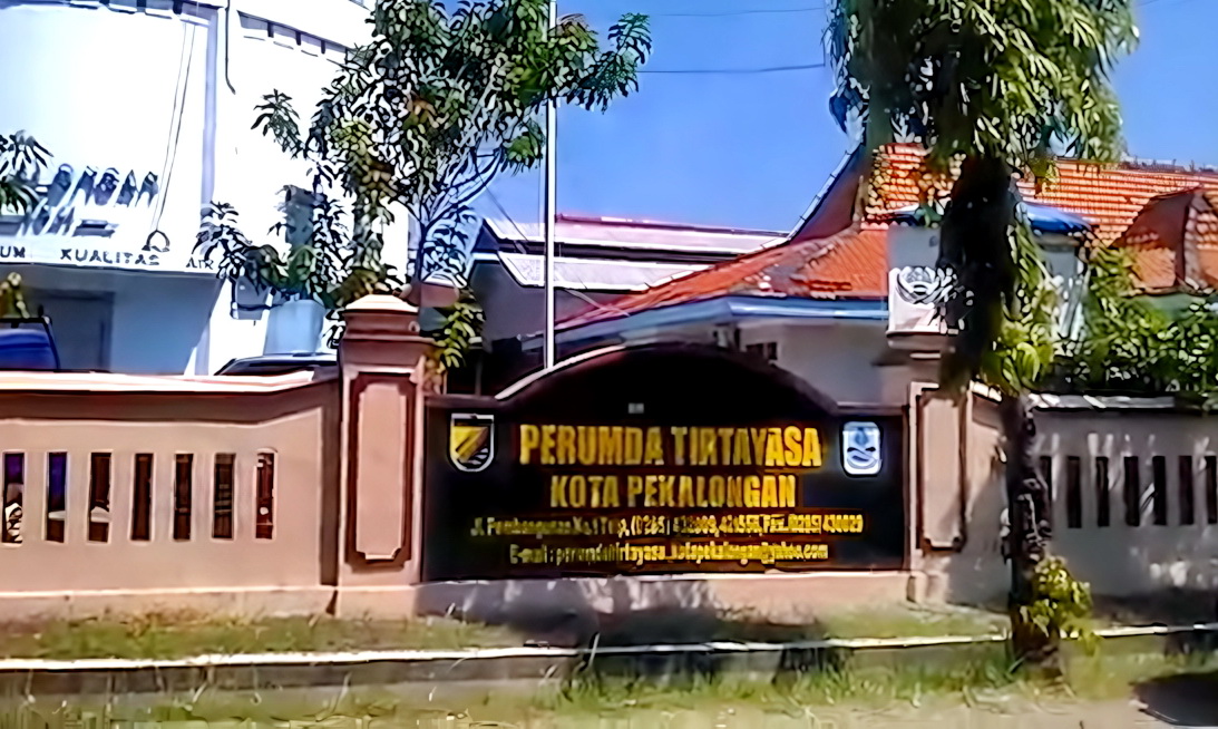 PENAMPAKAN KANTOR &ndash; Tampak depan kantor Perumda Tirtayasa atau PDAM Kota Pekalongan Jl. Pembangunan No.1&nbsp; Pekalongan Barat Kota Pekalongan saat saat ini disidik Kejari setempat.