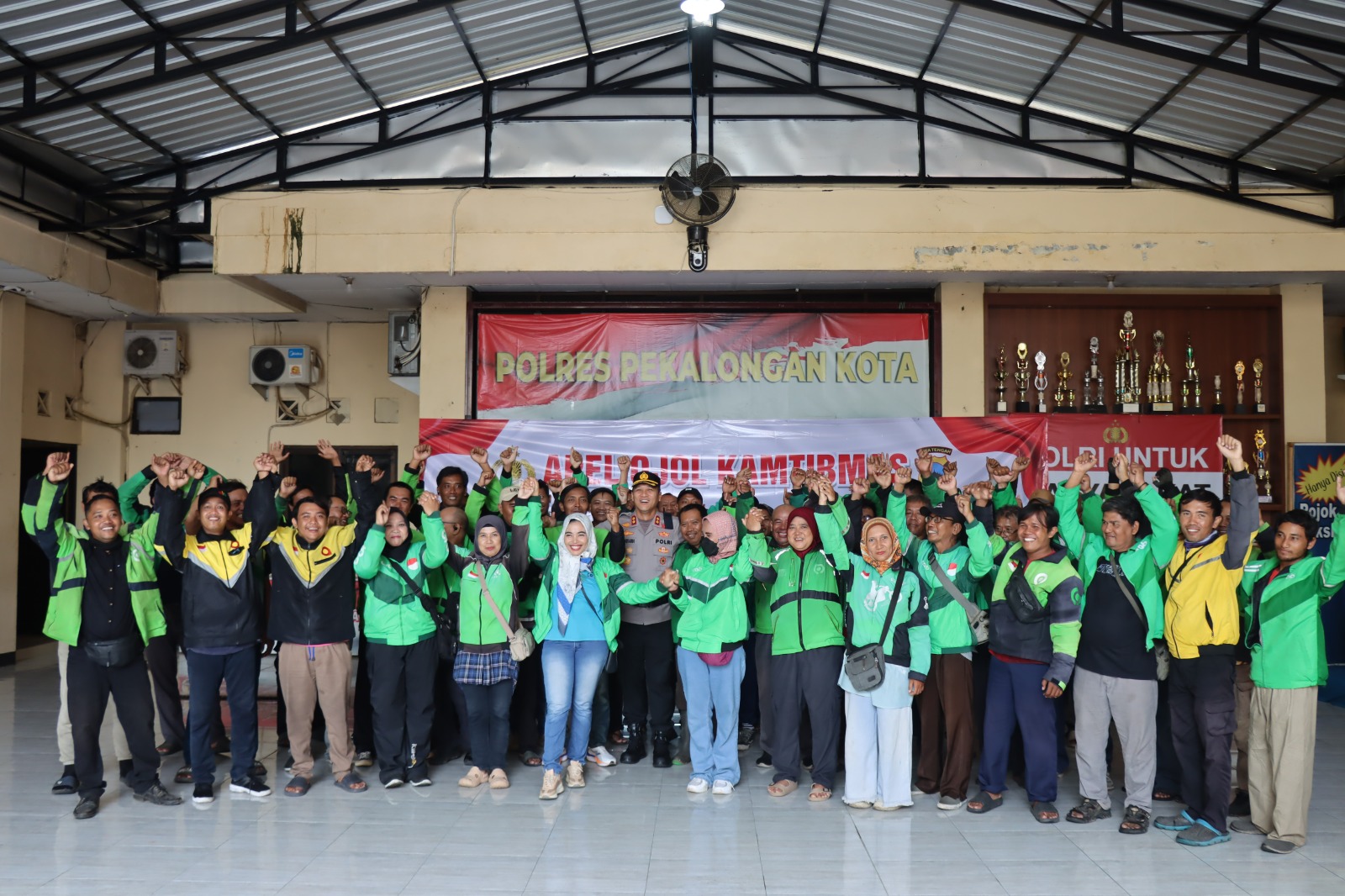 KOMPAK &ndash; Usai deklarasi Anggota Polres Pekalongan Kota dimpinpin Kapolres berfoto ersama degan perwakilan ojol Kota Pekalongan, di mako setempat, (28/10/2025).