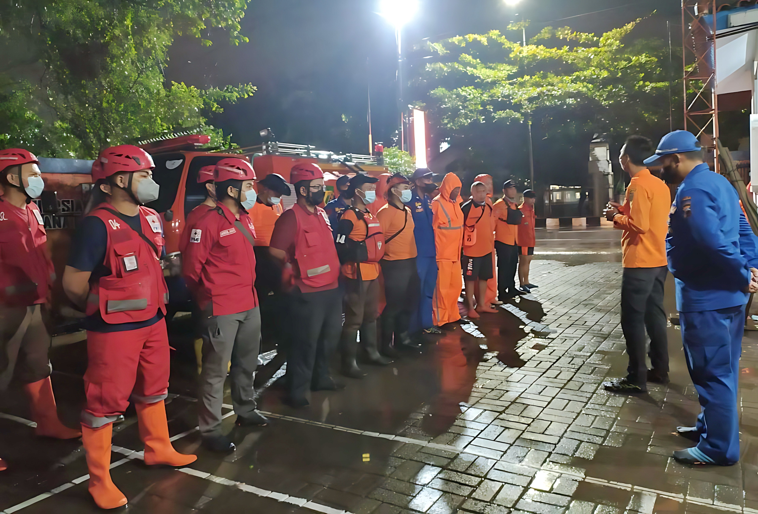 APEL PASUKAN - Tim BPBD Kota Pekalongan saat apel rutin, giat pemantauan&nbsp;kondisi lapangan di halaman mako setempat.