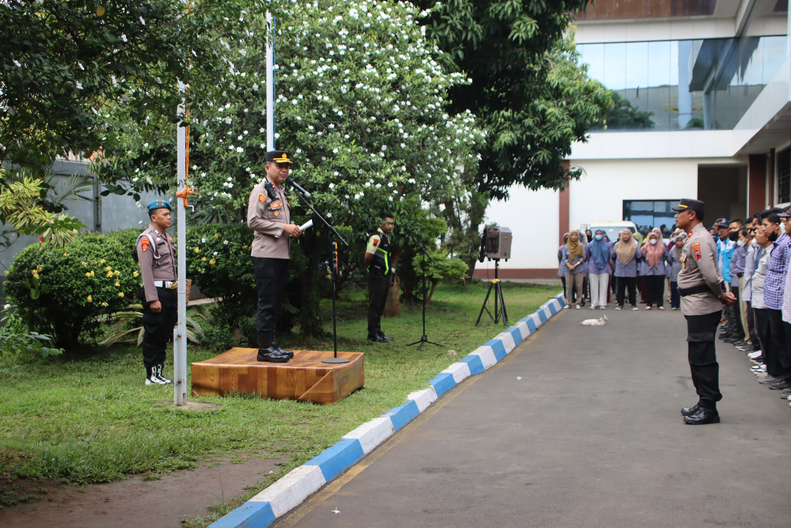 APEL -Wakapolres Pekalongan Kota, Kompol Pujiono, saat apel Bersama ratusan karyawan PT Pajitex di halaman pabrik setempat, Rabu (29/10/2025).