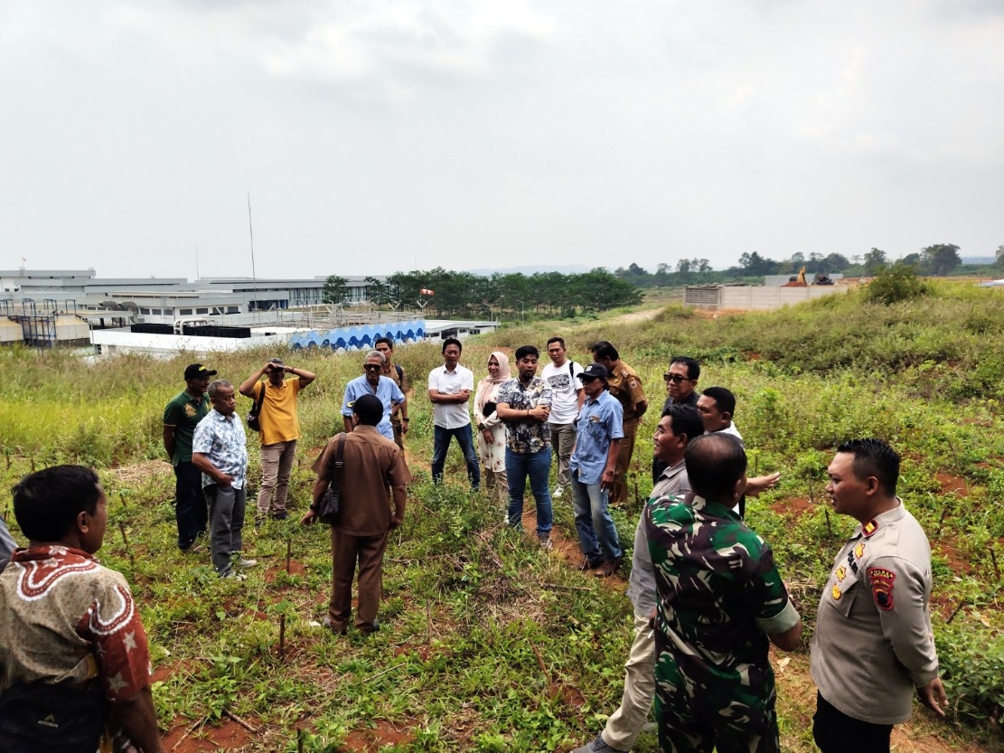 TINJAUAN: Komisi I DPRD Kabupaten Batang saat meninjau tebing di Batang Industrial Park yang berbatasan dengan pemukiman warga.