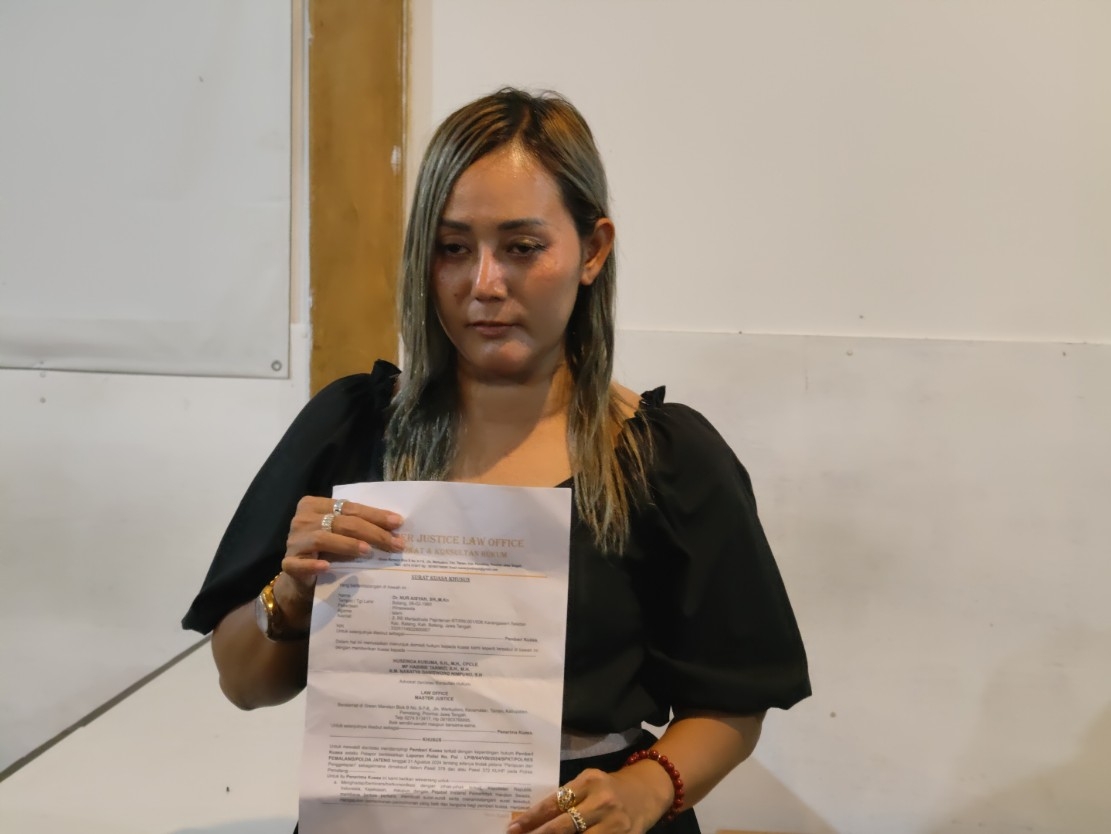 Penipuan: Janda korban penipuan, Nur Aisyah menunjukkan surat yang berhubungan dengan perkaranya.