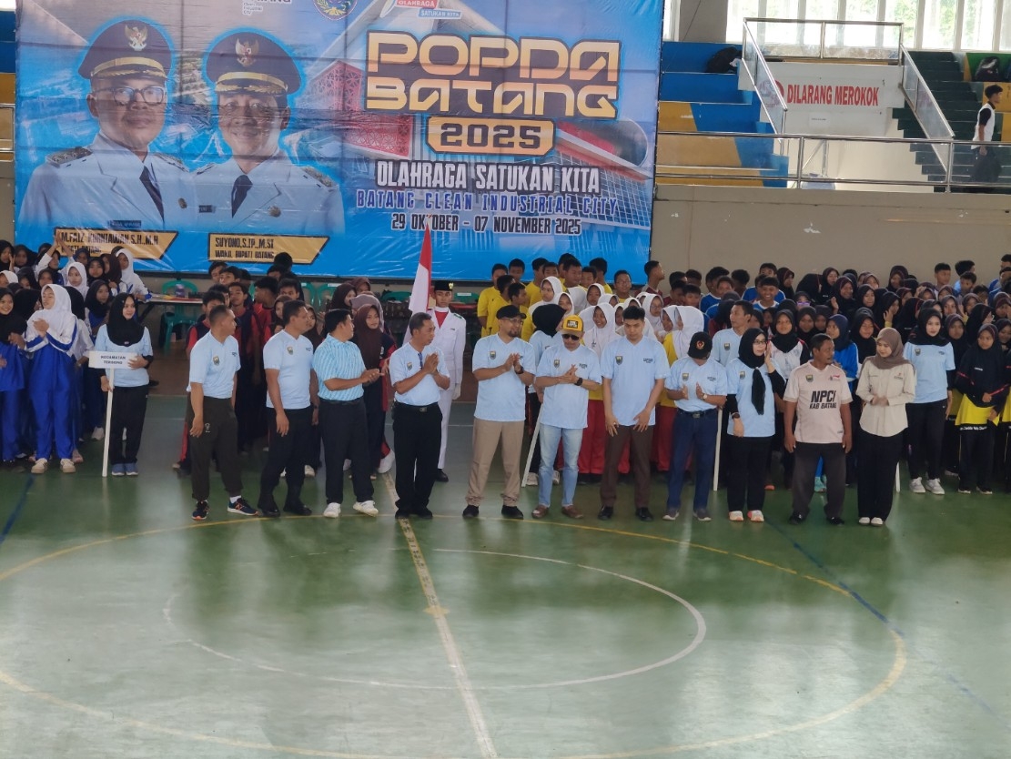 BERTANDING: Pembukaan Popda Batang yang diikuti ribuan pelajar di Gor Abirawa.