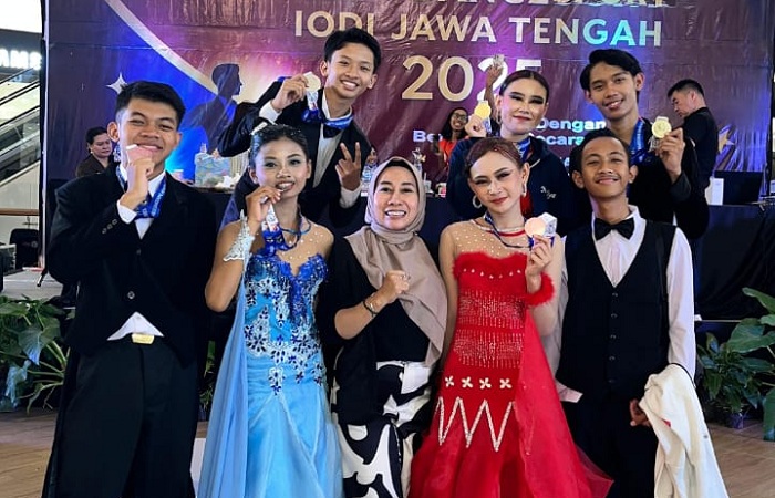 TERIMA MEDALI : Beberapa atlet IODI Kota Pekalongan yang kemarin dapat medali dalam Pra Porprov di The Park Mall Semarang, Minggu (26/10/2025).