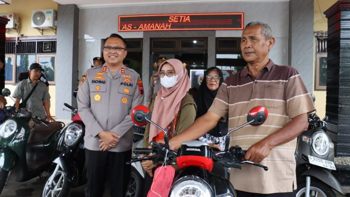 SUMRINGAH: Korban didampingi orang tuanya saat menerima sepeda motor miliknya yang sempat hilang digondol pencuri. Penyerahan dilakukan oleh Kapolres Pekalongan AKBP Rachmad C. Yusuf.