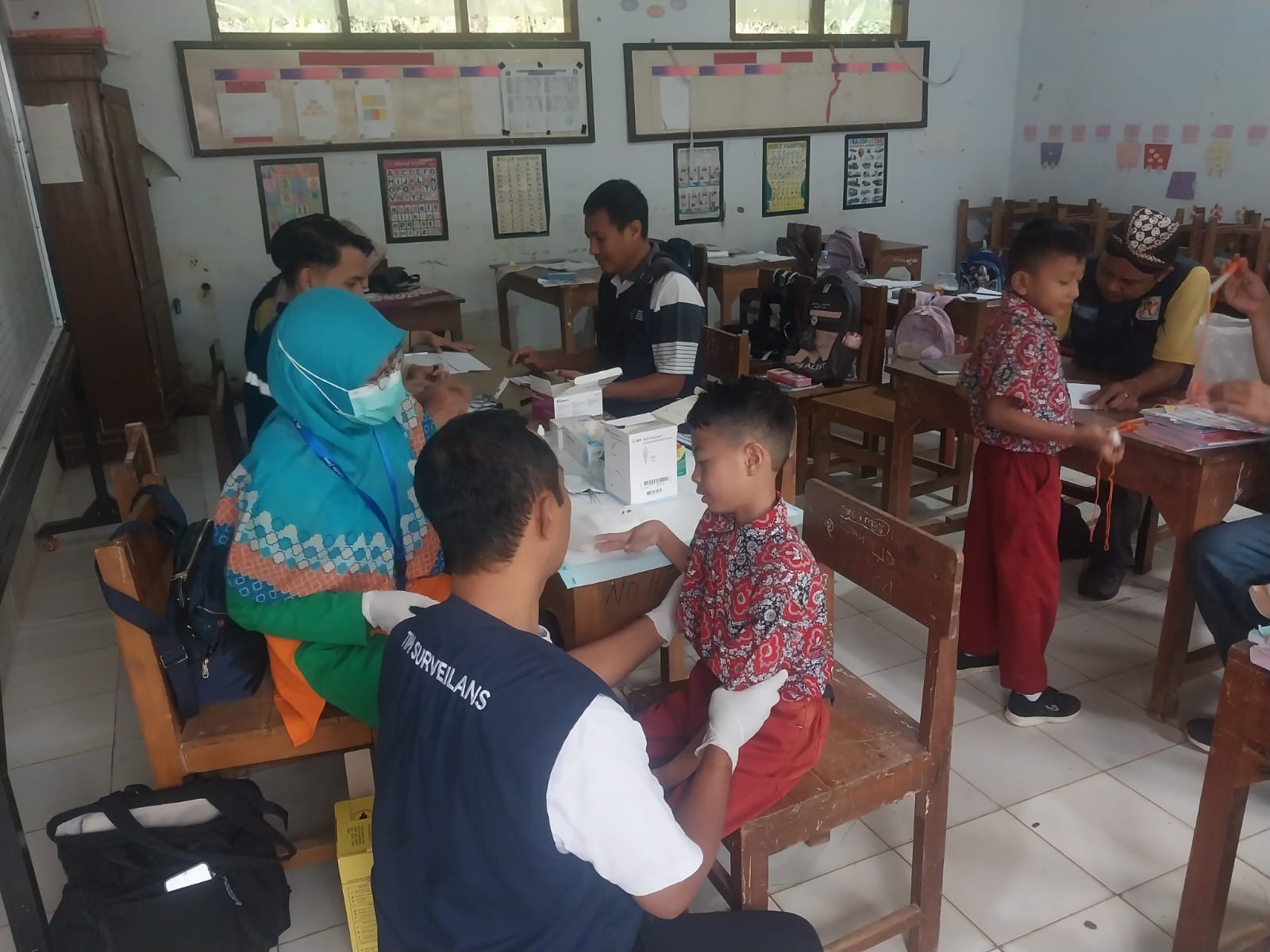 SURVEI: Tim BLKM saat mengambil darah siswa sebagai sampel survei filariasis di SDN Depok, Kecamatan Lebakbarang, Kabupaten Pekalongan, Rabu (29/10/2025).