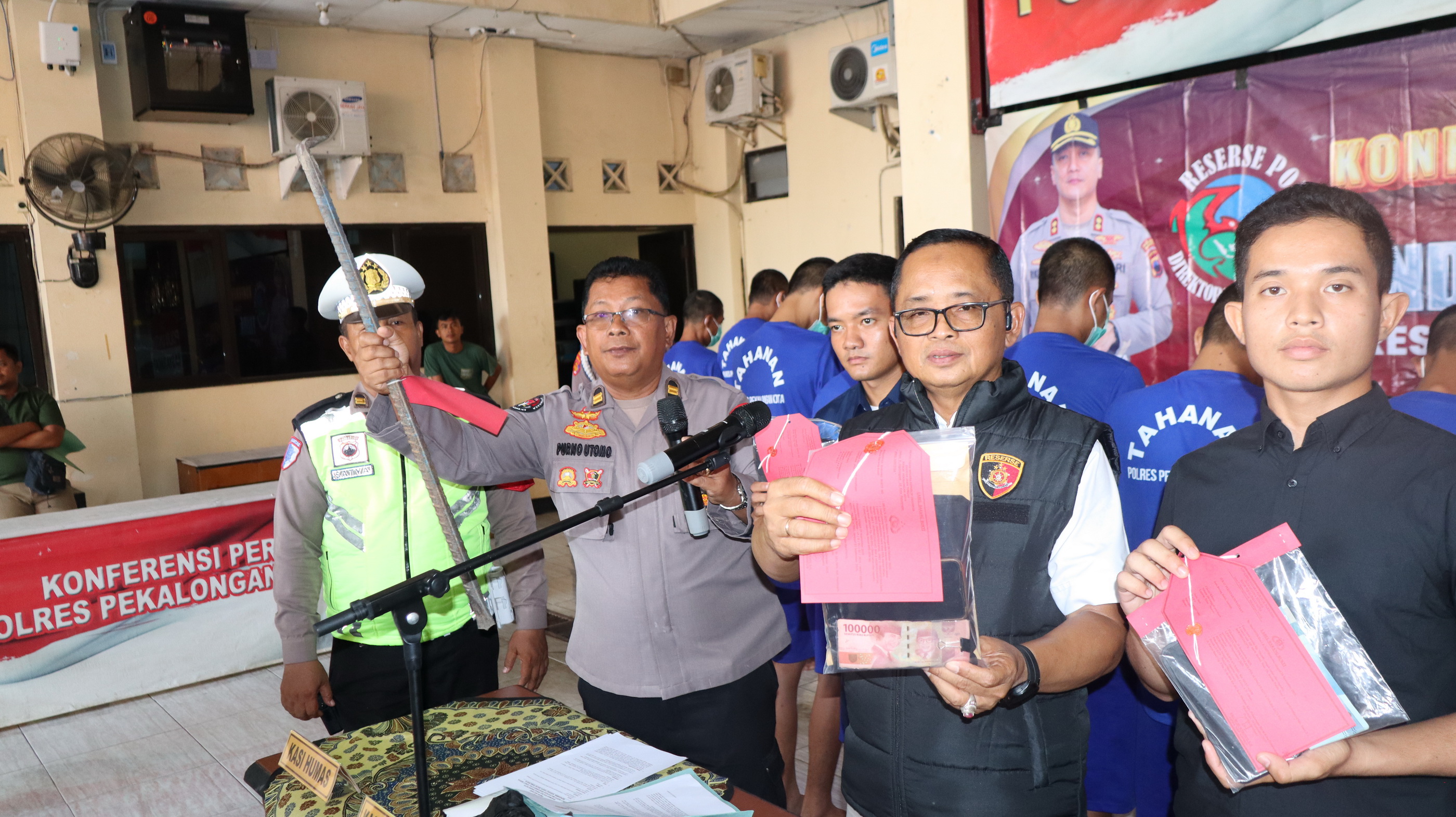 TUNJUKAN BUKTI - Tim Polres Pekalongan Kota tunjukkan barang&nbsp;bukti pelaku kejahatan pencurian ATM, di mako setempat, Kamis (30/10/2025).