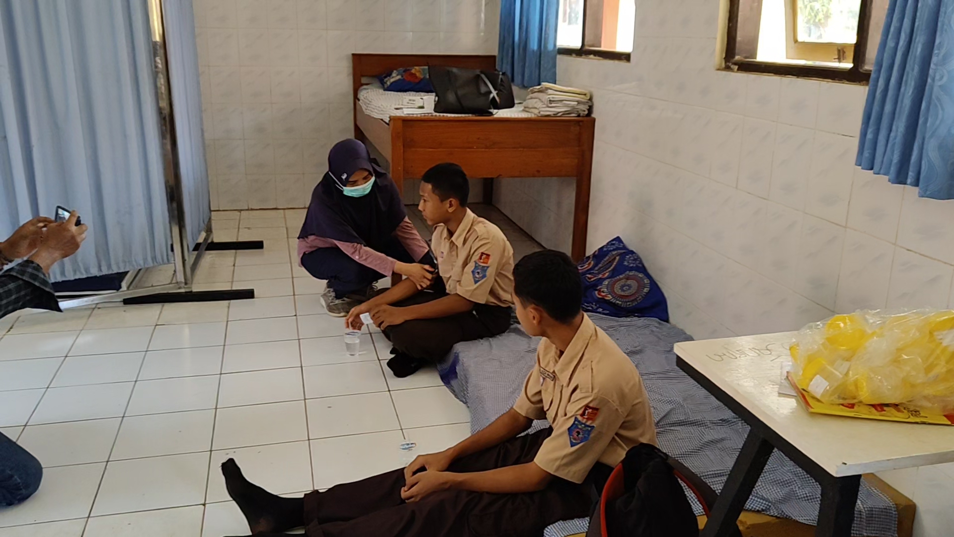KERACUNAN: Siswa saat diperiksa di UKS karena mengalami gejala keracunan makanan.