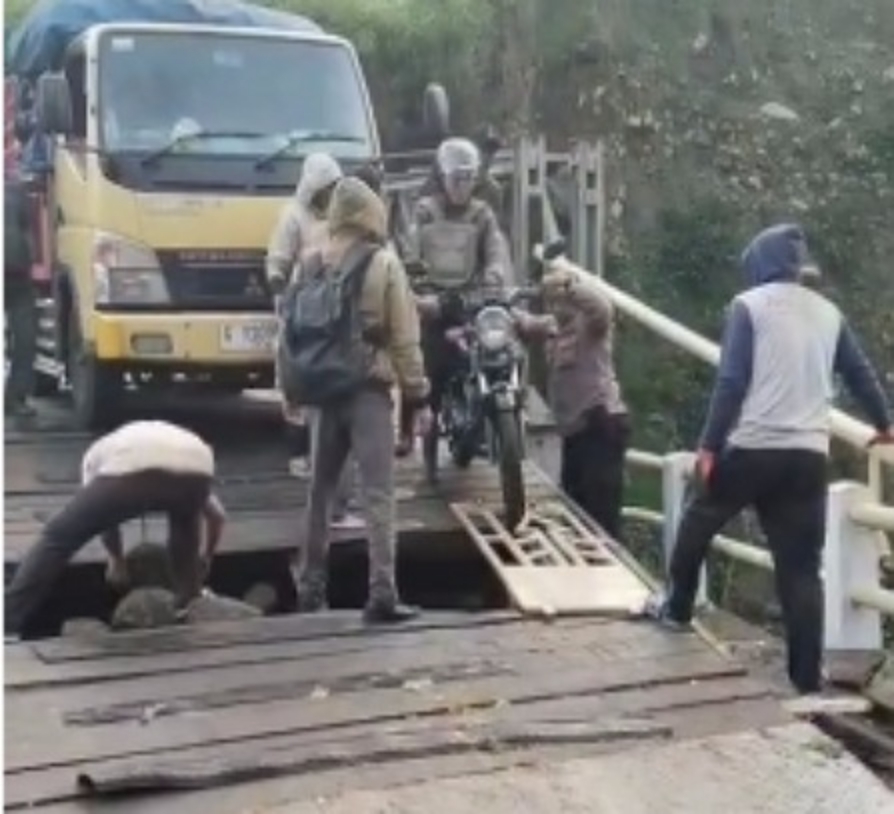 DARURAT: Kondisi jembatan bailey Tembelan, Petungkriyono, saat salah satu papan lantai jebol, Kamis (30/10/2025) lalu.