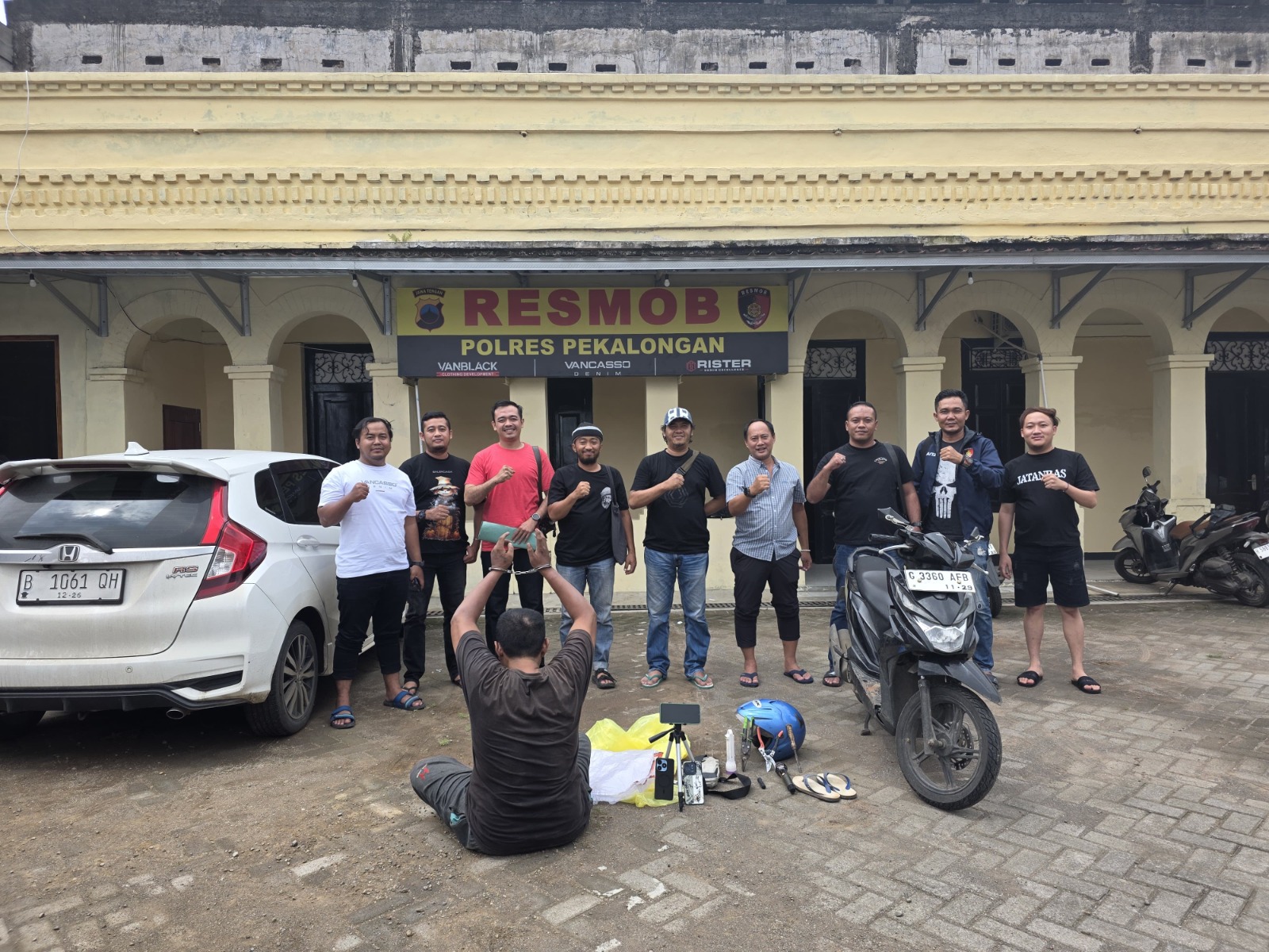 RINGKUS PELAKU: Pelaku saat baru saja berhasil diringkus Tim Resmob Satreskrim Polres Pekalongan.
