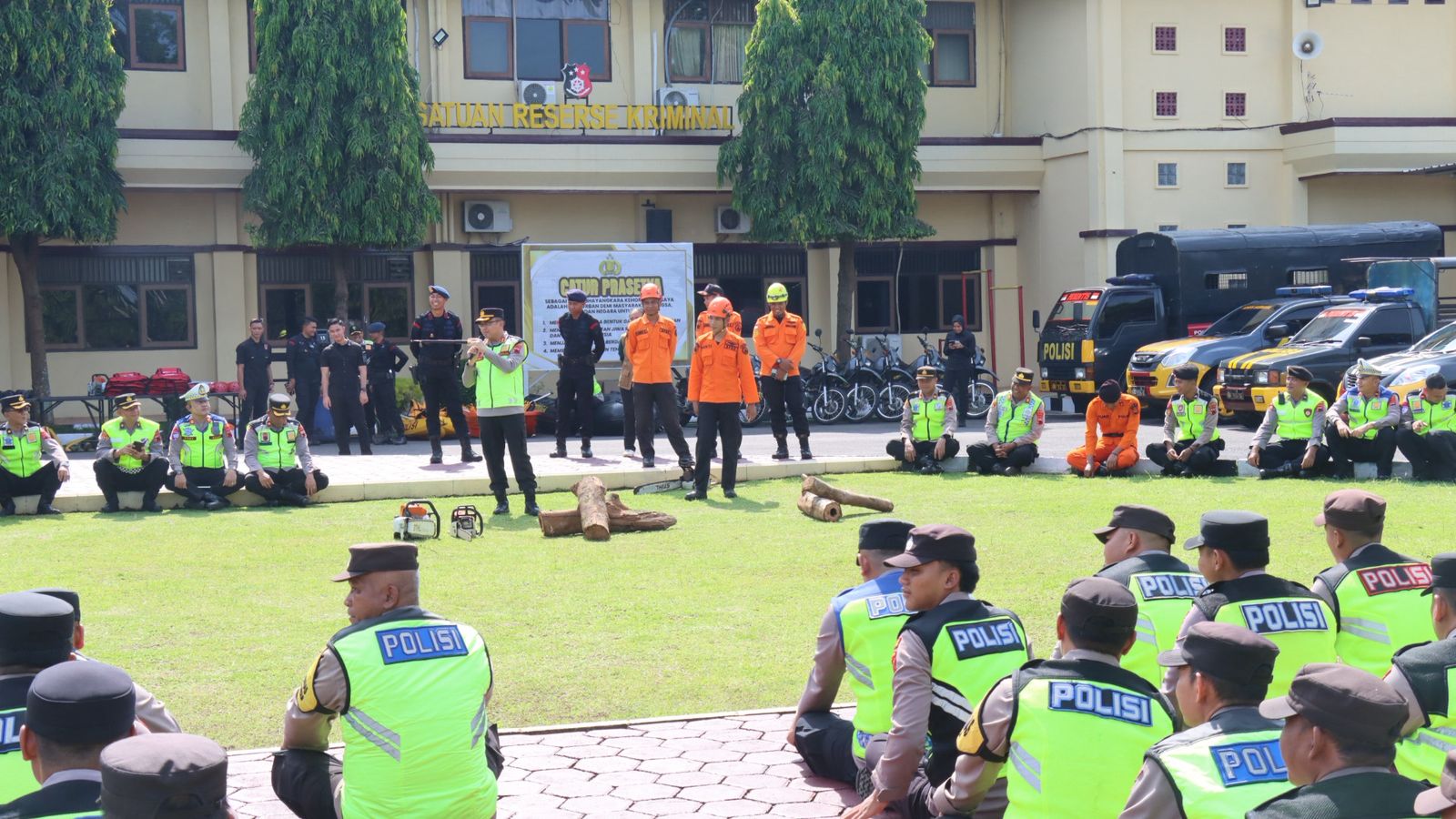 SIAGA BENCANA: Polres Pekalongan, Sat Brimob, dan BPBD Kabupaten Pekalongan menggelar latihan tanggap bencana.