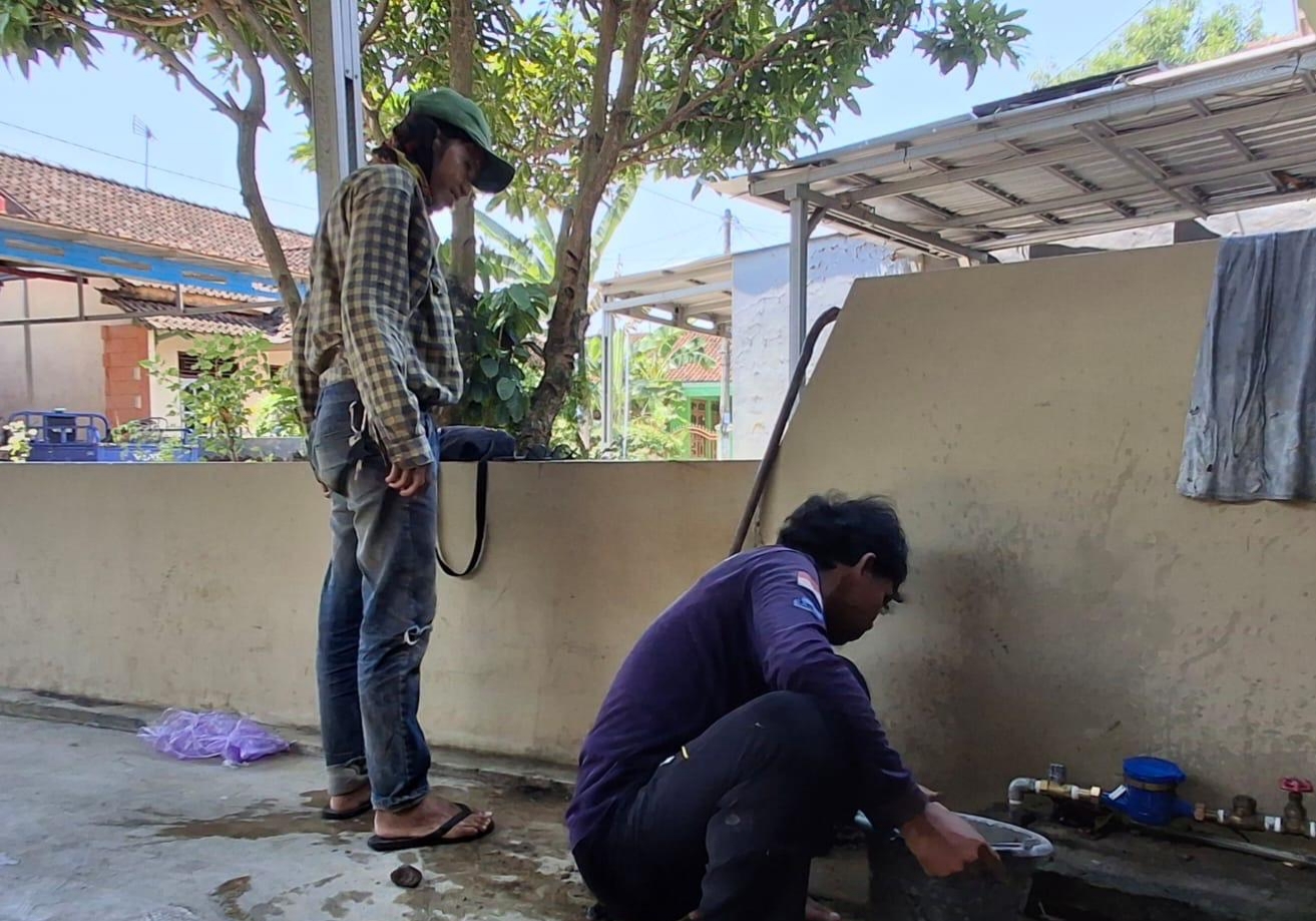 PEMASANGAN: Petugas PDAM Tirta Kajen Kabupaten Pekalongan saat memasang sambungan baru di rumah pelanggan.
