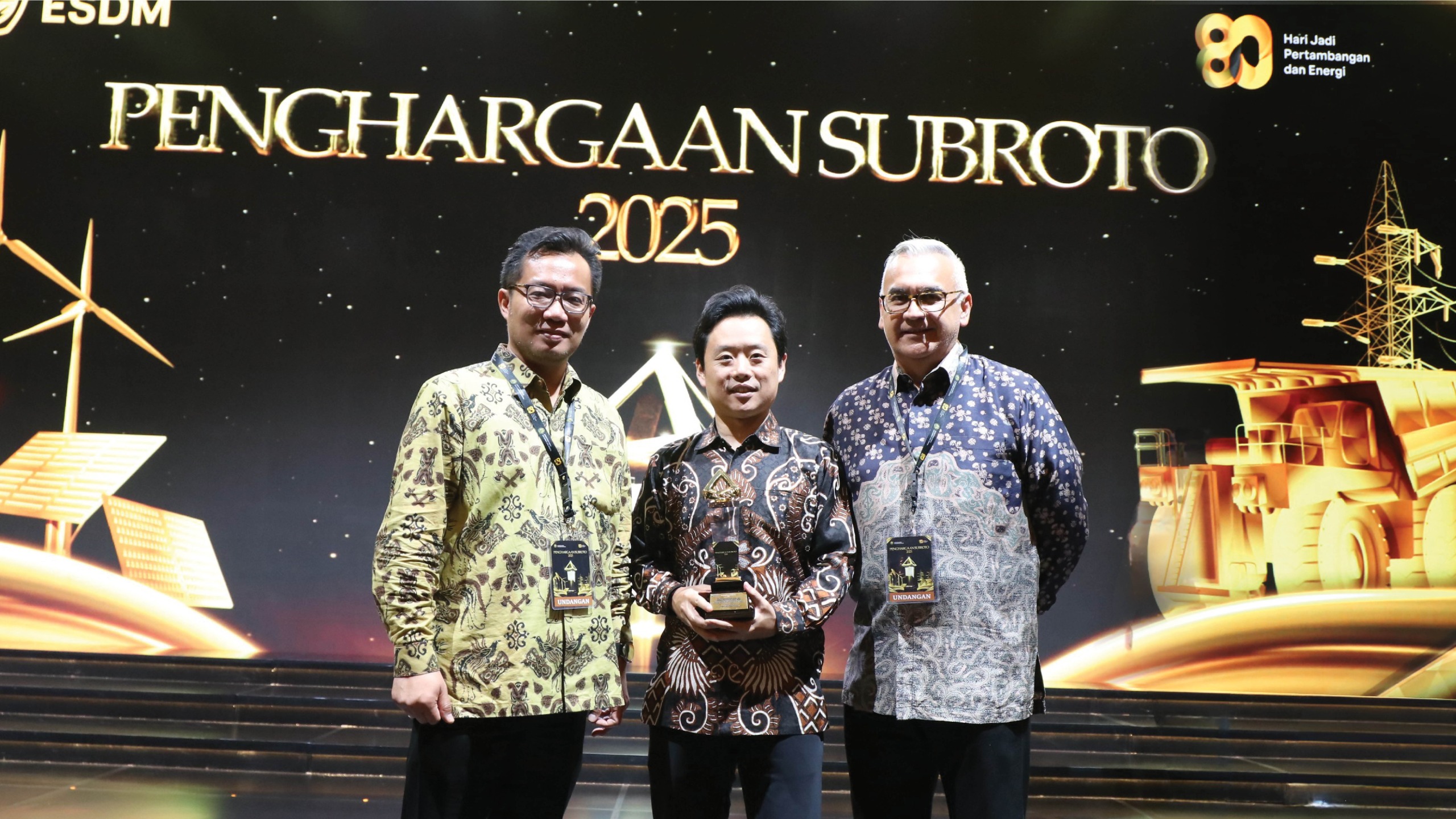 PENGHARGAAN: Deputy GM HRGA & IT Zakhy Wahyu Novrizal, COO Naofumi Yasuda, GM Stakeholder Aryamir H. Sulasmoro Menerima Penghargaan Mewakili PT Bhimasena Power Indonesia.