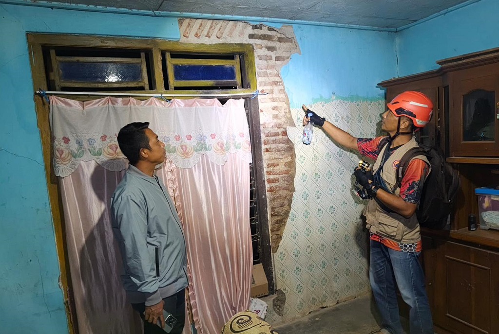 RUSAK: Tim BPBD saat meninjau kondisi rumah warga yang rusak akibat gempa bumi.