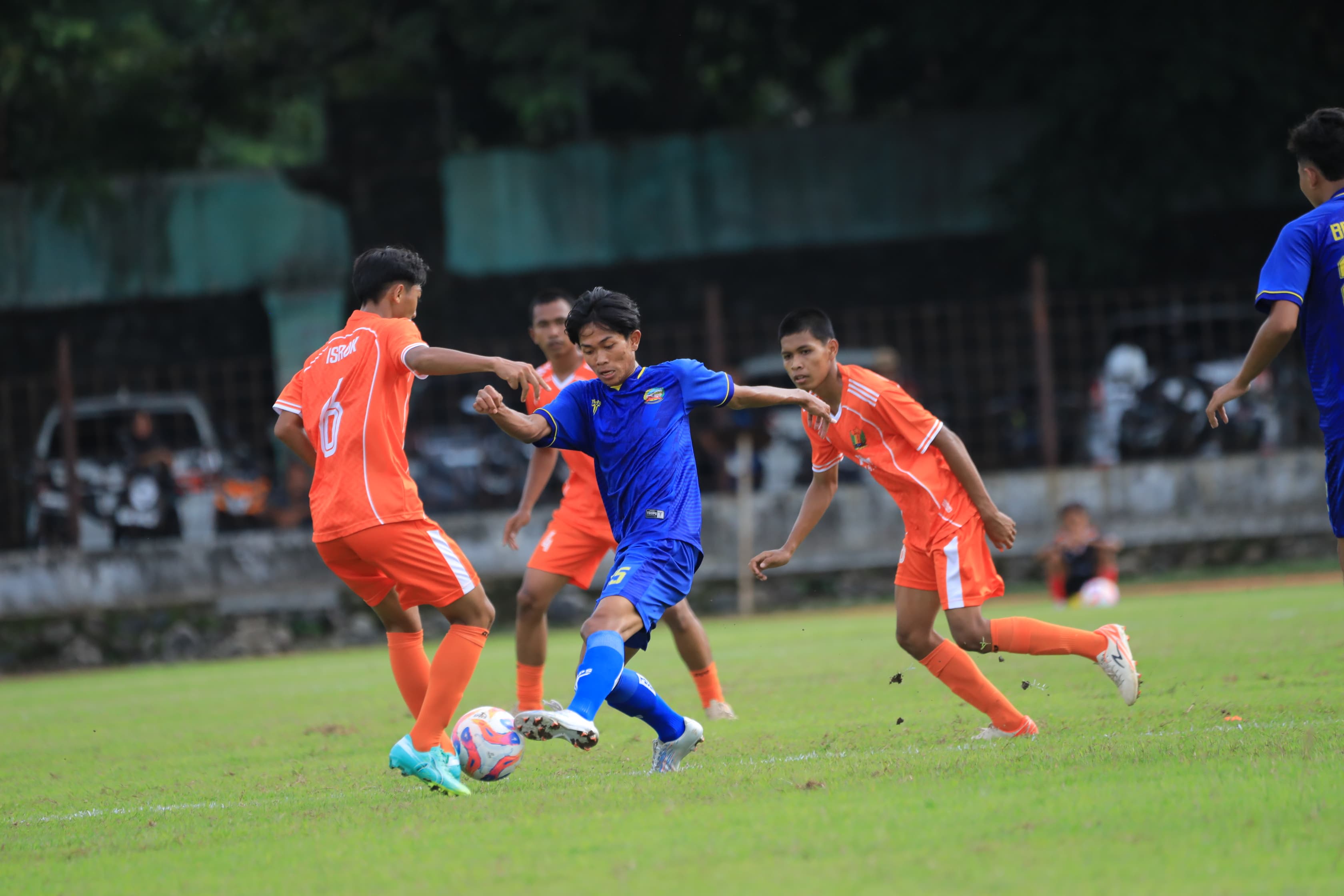 GAGAL MENANG: Pemain Kabupaten Pekalongan saat menghadang gerakan lawan dalam pertandingan Kualifikasi Porprov Jateng 2026, di Stadion Widya Manggala Krida, Kedungwuni, Minggu (2/11/2025).