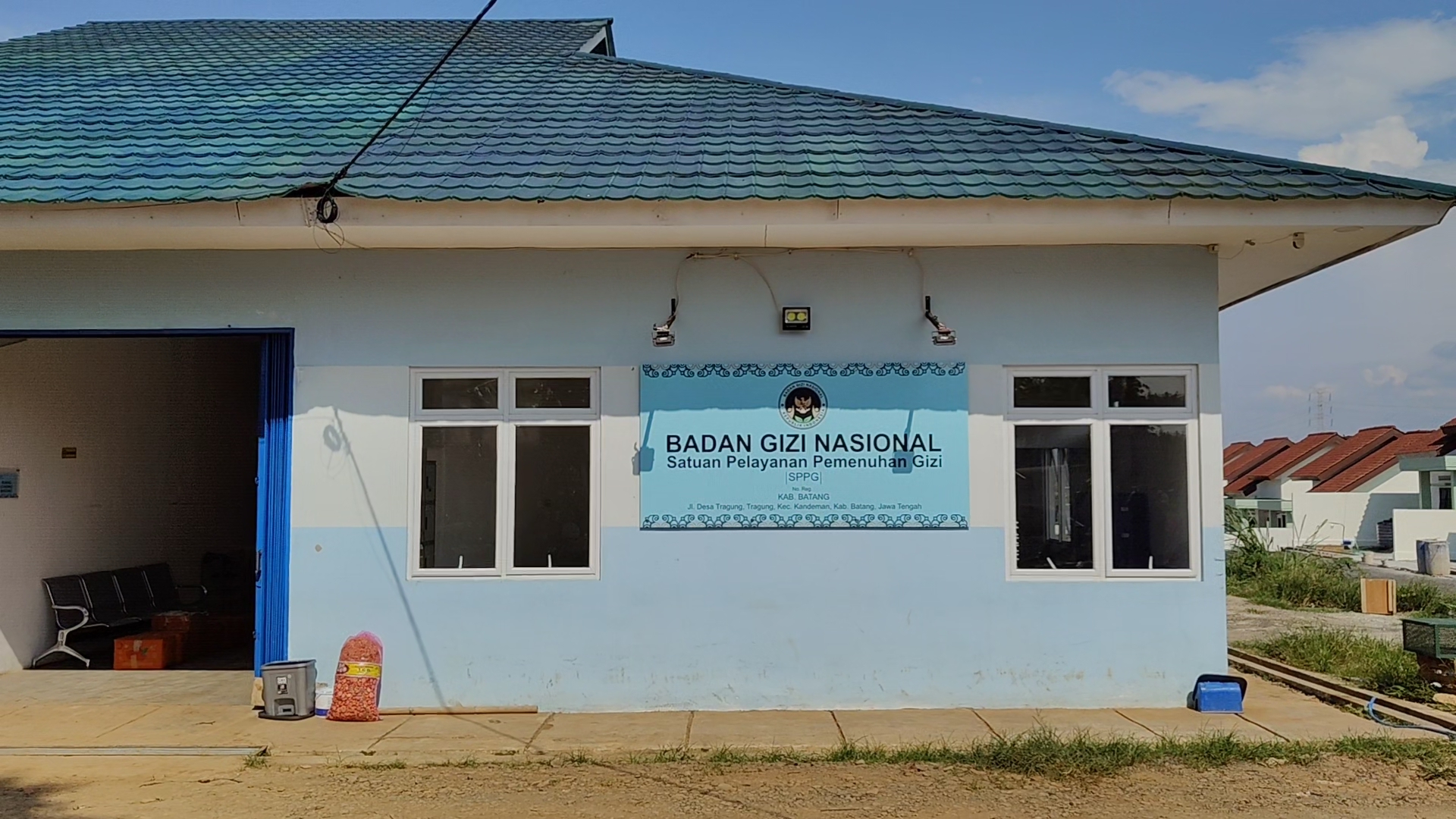 BERHENTI: Suasana SPPG Kandeman usai keracunan massal di SMKN 1 Kandeman.