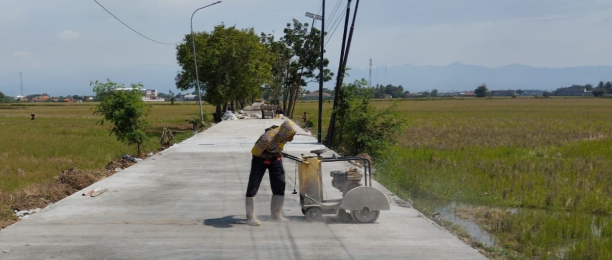 INFRASTRUKTUR: Proses pengerjaan proyek perbaikan jalan Desa Werdi, Kecamatan Wonokerto, Kabupaten Pekalongan.