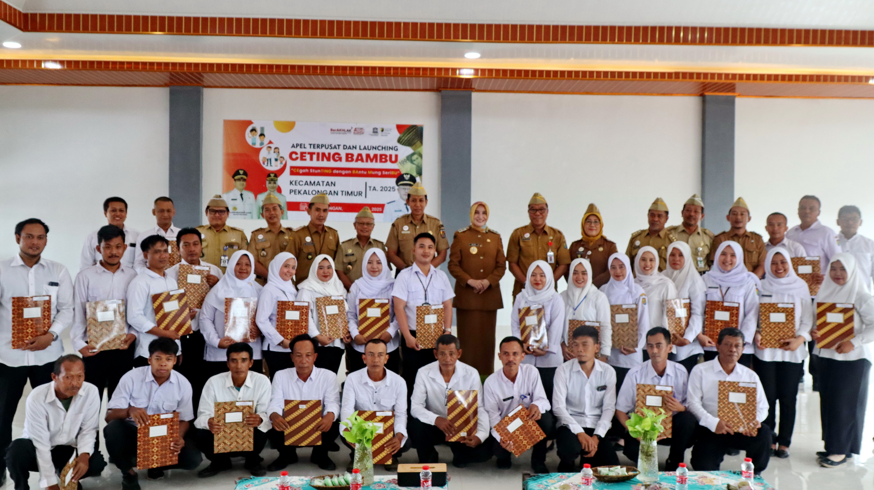 BAHAGIA &ndash; Senyum Bahagia dari puluhan PPPK PW di lingkup kantor Kecamatan Pekalongan Timur saat berfoto bersama dengan Wawalkot Balgis, Senin (3/11/2025).