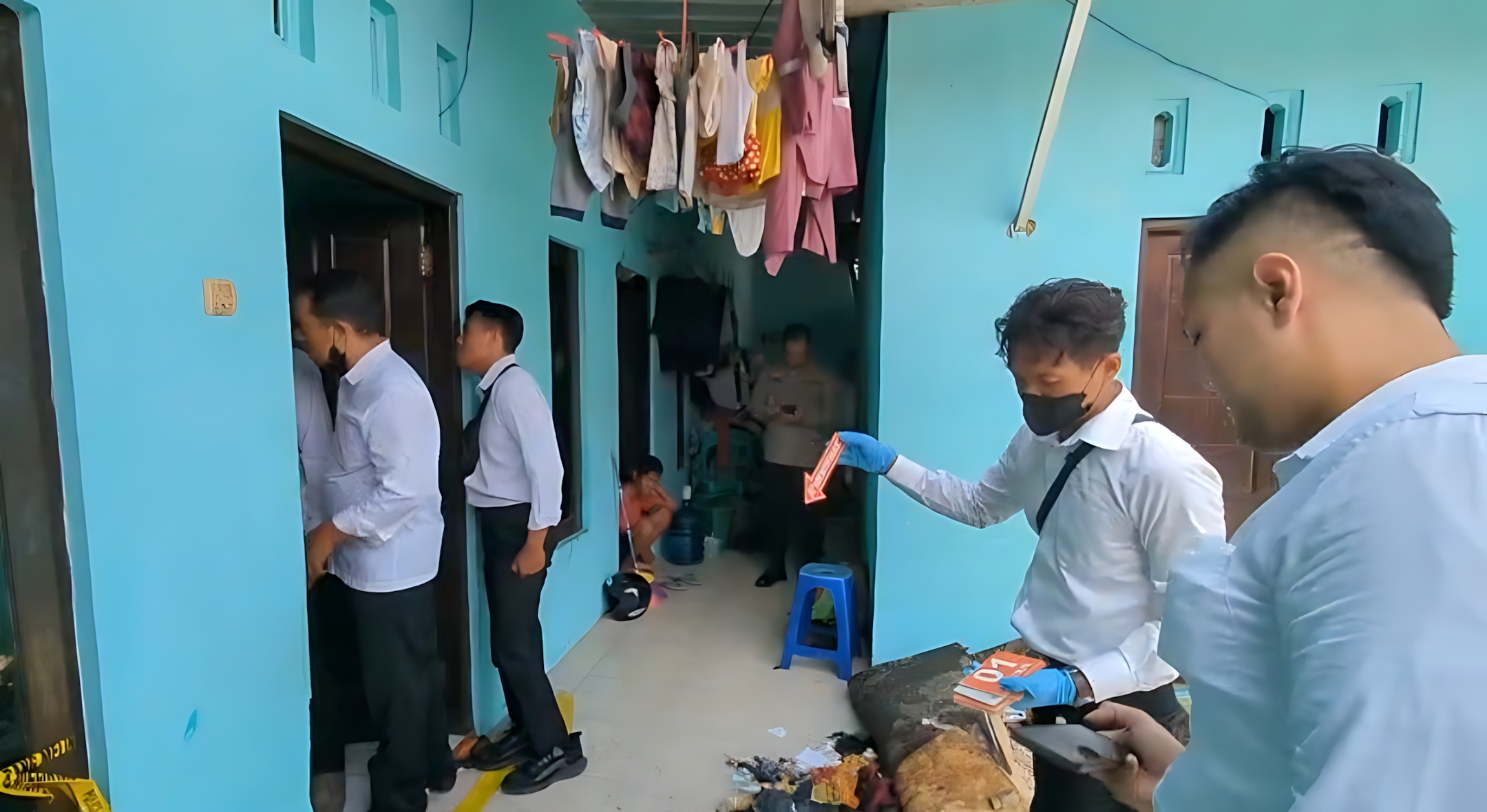 OLAH TKP &ndash; Anggota Polres Pekalongan Kota saat olah Tempat Kejadian Perkara di Lokasi kost tragedi gas bocor di Kradenan Buaran, Pekalongan Selatan, Senin (3/11/2025)