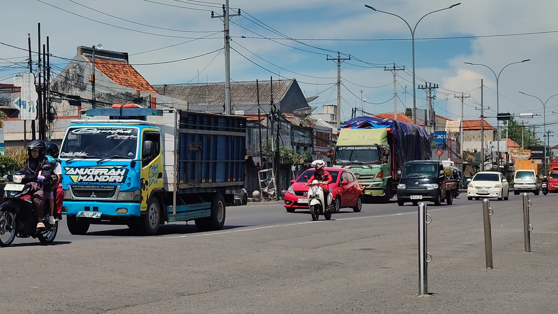 Kondisi Lalulintas Pantura Batang yang kerap dilewati truk-truk besar.
