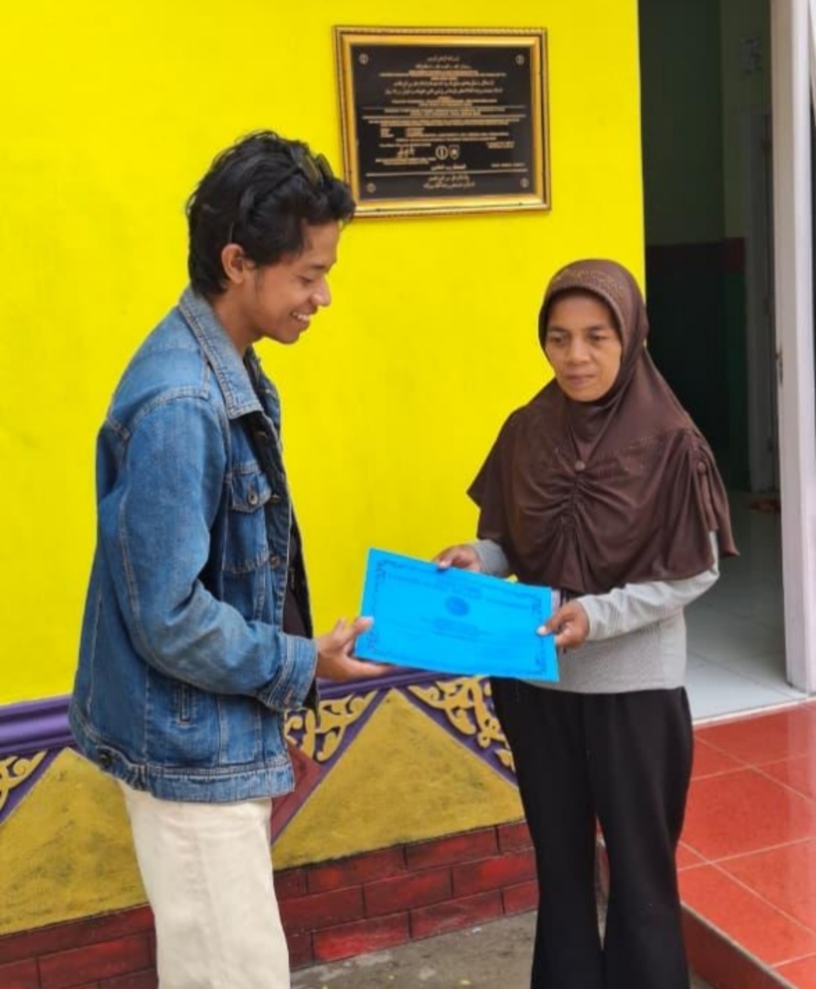 SOSIAL: Sutiharti saat menerima bantuan sambungan air bersih dari PDAM Tirta Kajen.
