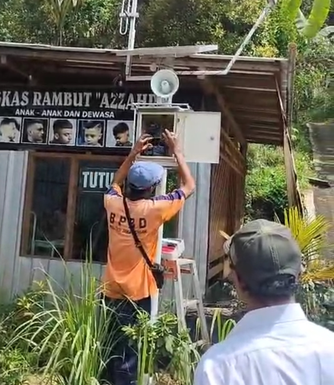 MITIGASI BENCANA: Petugas BPBD Kabupaten Pekalongan saat mengecek alat deteksi dini atau early warning system (EWS).