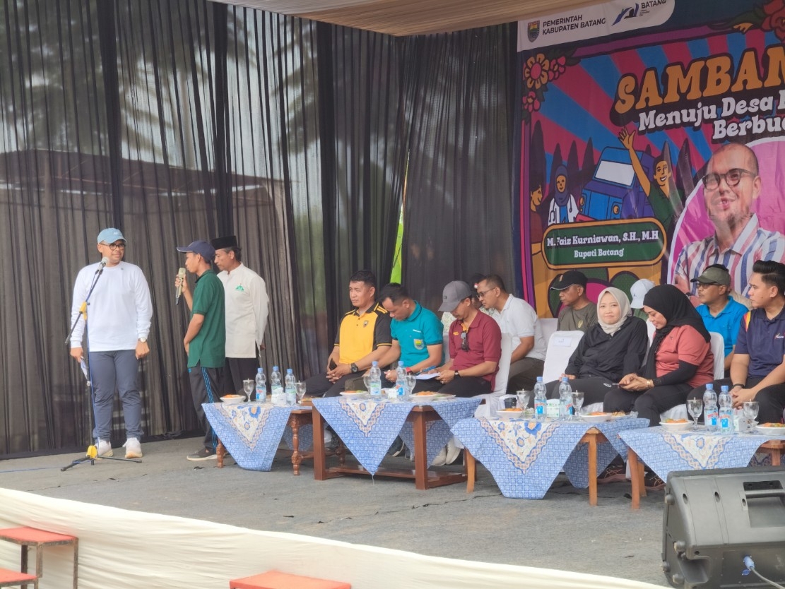 DIALOG: Bupati Batang M Faiz Kurniawan saat berdialog dengan warga Wonotunggal.